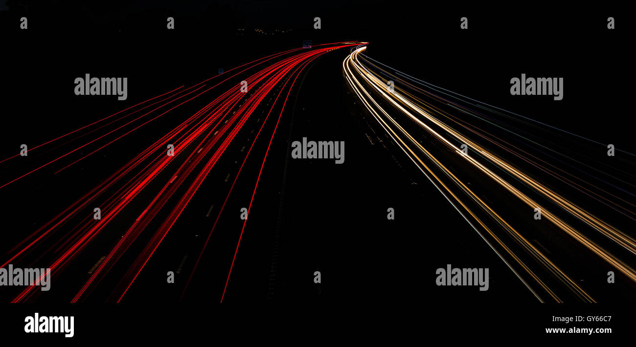 Autostrada sentieri di luce , la M4 per Londra prese dal ponte di Swindon Foto Stock
