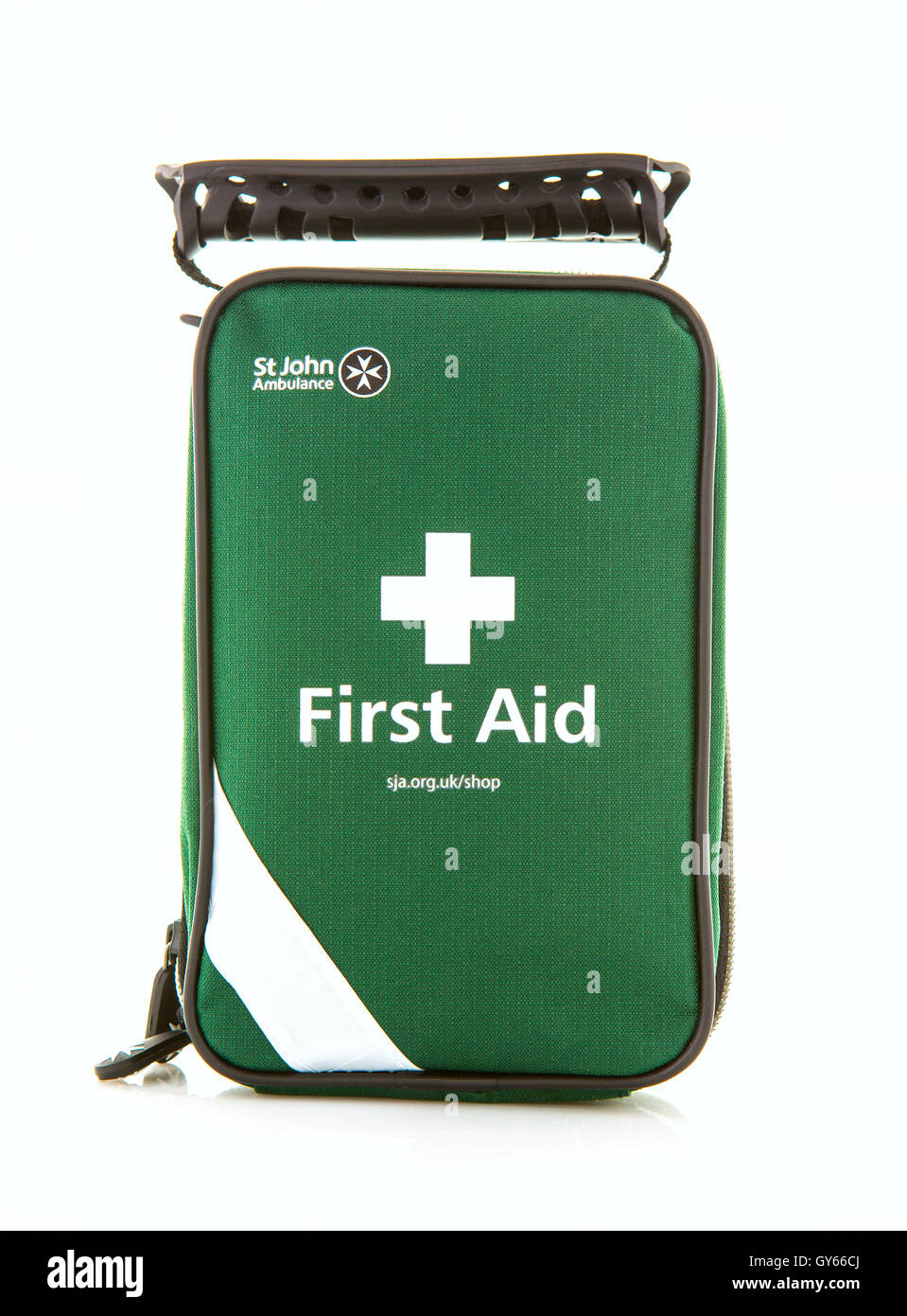 St John Ambulance Kit di primo soccorso su sfondo bianco Foto Stock