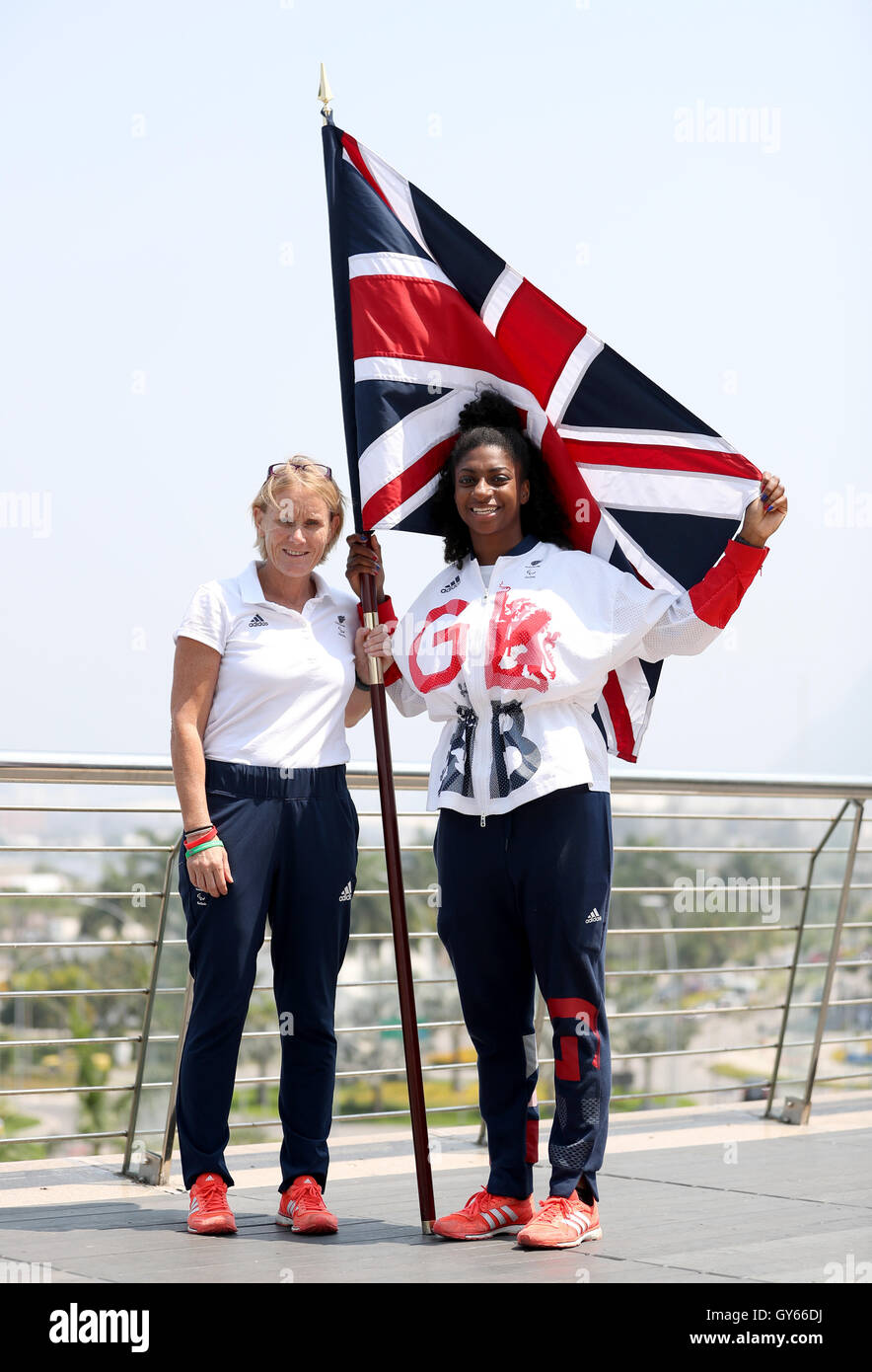 In Gran Bretagna la cerimonia di chiusura portabandiera Kadeena Cox (sinistra) e lo chef de mission Pennie Briscoe posano per una foto a casa britannica durante l'undicesimo giorno del 2016 Rio Giochi Paralimpici di Rio de Janeiro in Brasile. Foto Stock