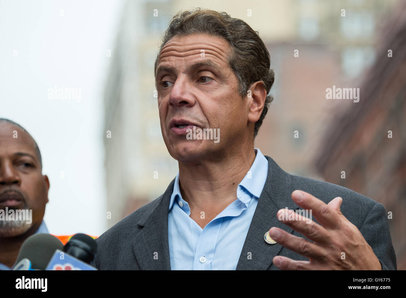 New York, Stati Uniti. Xviii Sep, 2016. New York Stato governatore Andrew Cuomo ha tenuto una conferenza stampa presso l'intersezione della Quinta Avenue e la 23rd Street vicino al sito dell'esplosione di bomba che feriti 29 Settembre 17, offrendo commento su la risposta dello Stato per l'incidente. Credito: Albin Lohr-Jones/Pacific Press/Alamy Live News Foto Stock