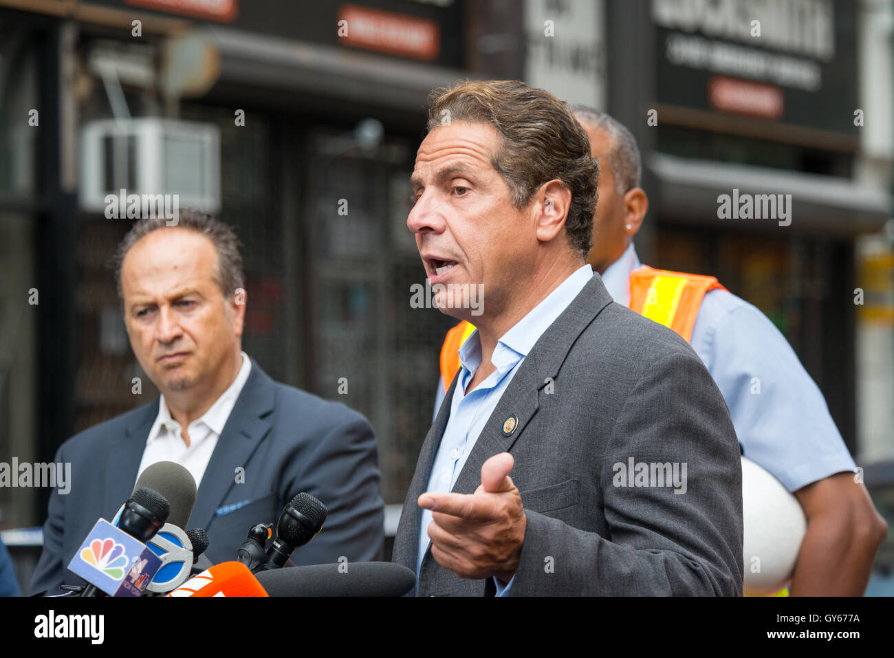 New York, Stati Uniti. Xviii Sep, 2016. New York Stato governatore Andrew Cuomo ha tenuto una conferenza stampa presso l'intersezione della Quinta Avenue e la 23rd Street vicino al sito dell'esplosione di bomba che feriti 29 Settembre 17, offrendo commento su la risposta dello Stato per l'incidente. Credito: Albin Lohr-Jones/Pacific Press/Alamy Live News Foto Stock