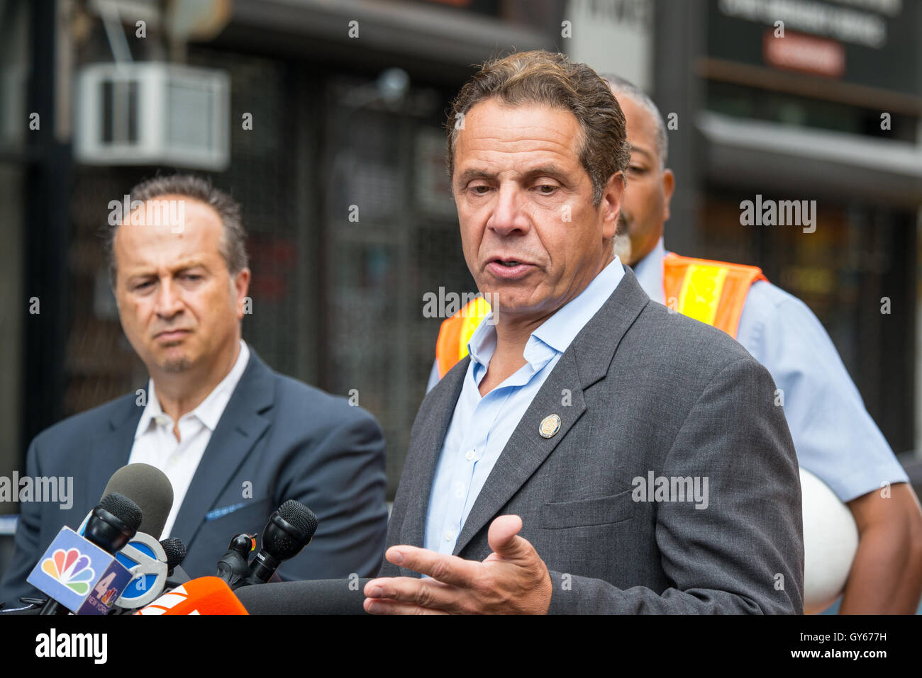 New York Stato governatore Andrew Cuomo ha tenuto una conferenza stampa presso l'intersezione della Quinta Avenue e la 23rd Street vicino al sito dell'esplosione di bomba che feriti 29 Settembre 17, offrendo commento su la risposta dello Stato per l'incidente. Foto Stock