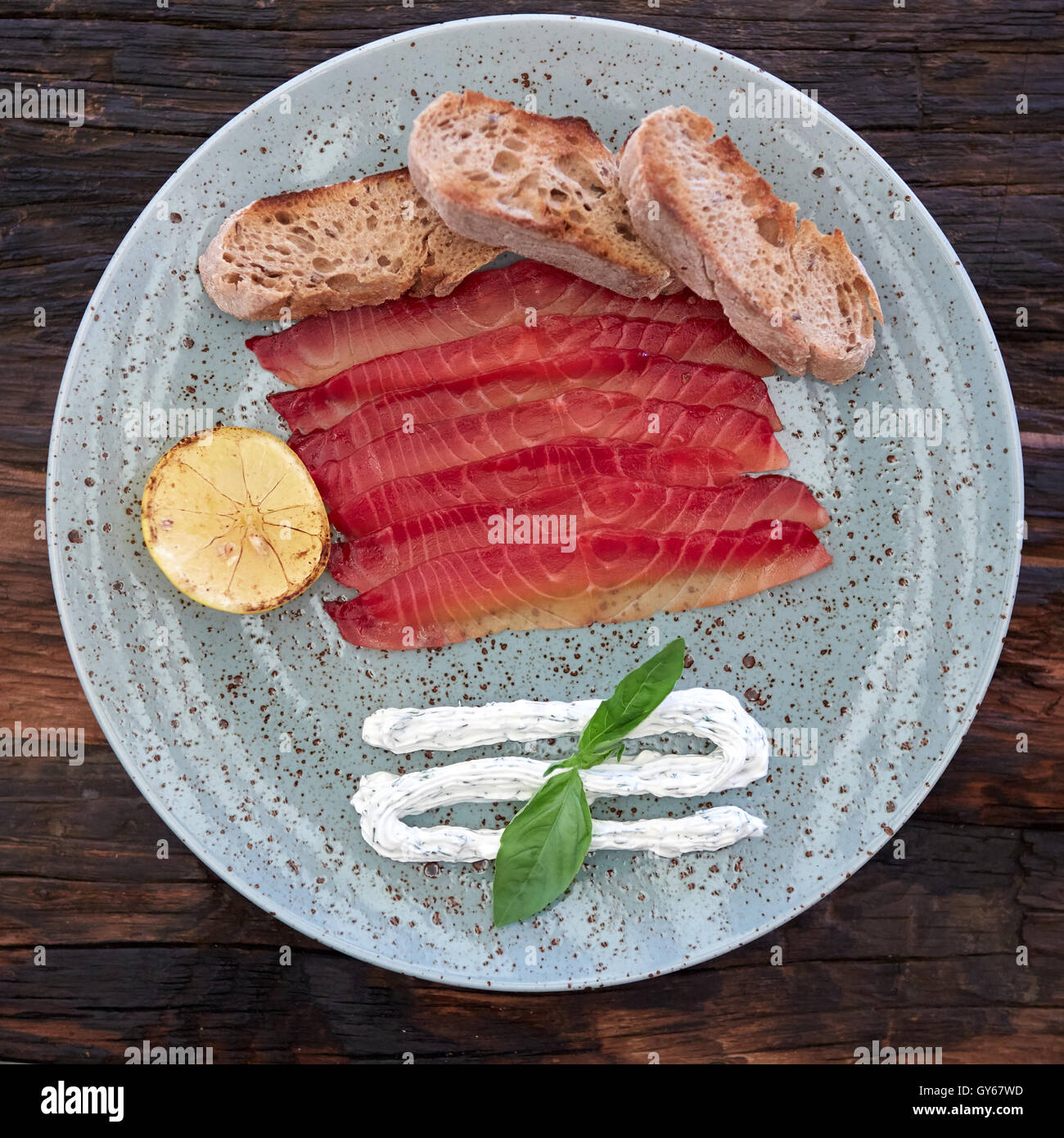 Piastra di colore verde con salmone a fette Foto Stock
