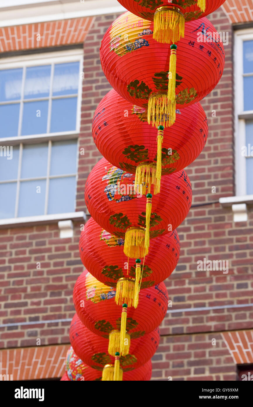 Colorate lanterne cinesi appesi in Chinatown London Inghilterra England Foto Stock