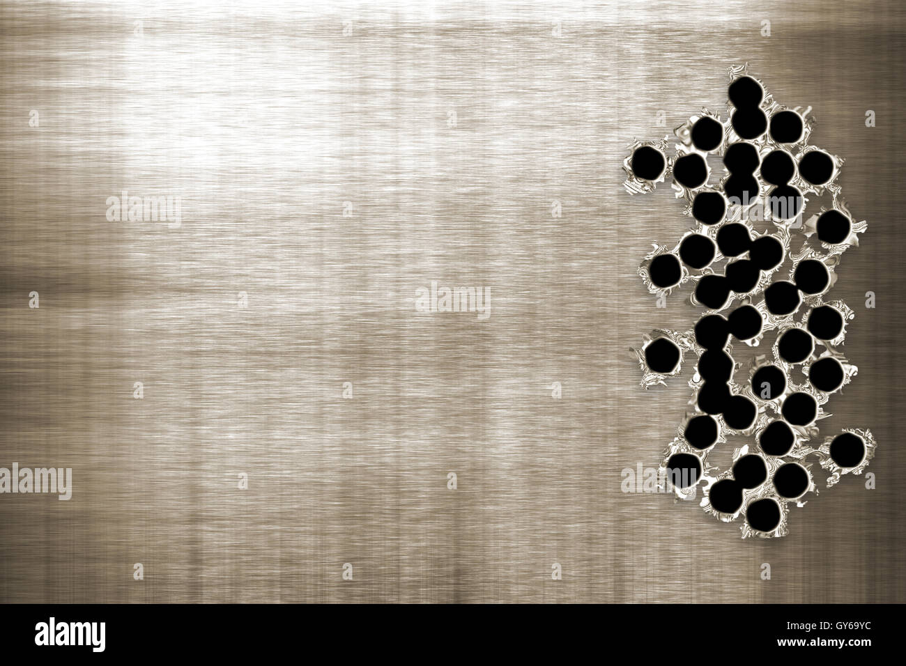 Fucile bullet foro sulla piastra metallica. metallo dello sfondo. Foto Stock