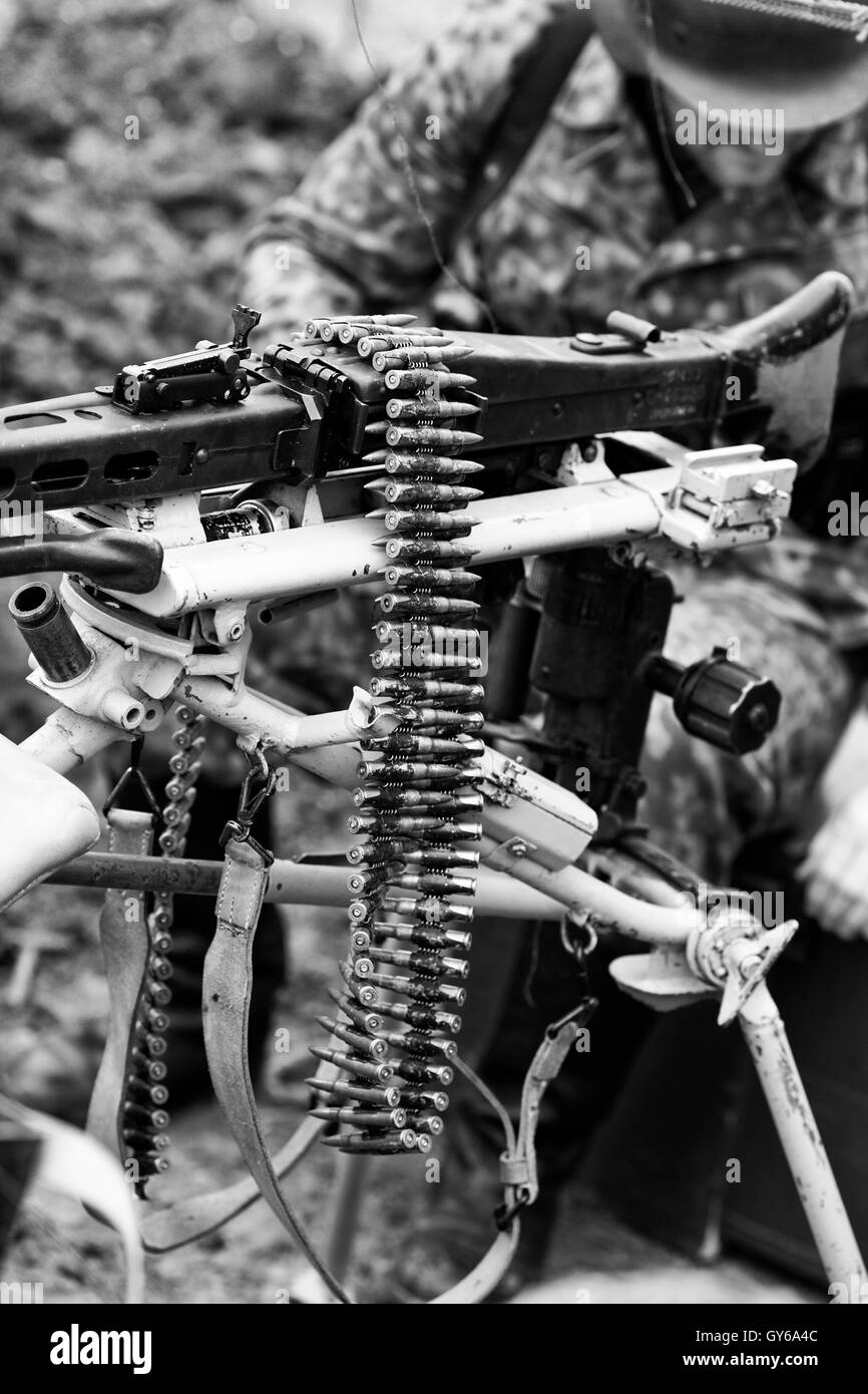 Mitragliatrice con munizioni Clip in bianco e nero Foto Stock