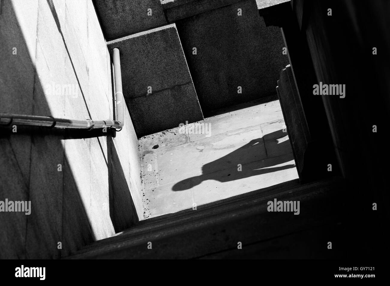 Ombra di un uomo alle scale dell'argine di Londra. Fotografia in bianco e nero stile strada. Londra; Regno Unito. Foto Stock