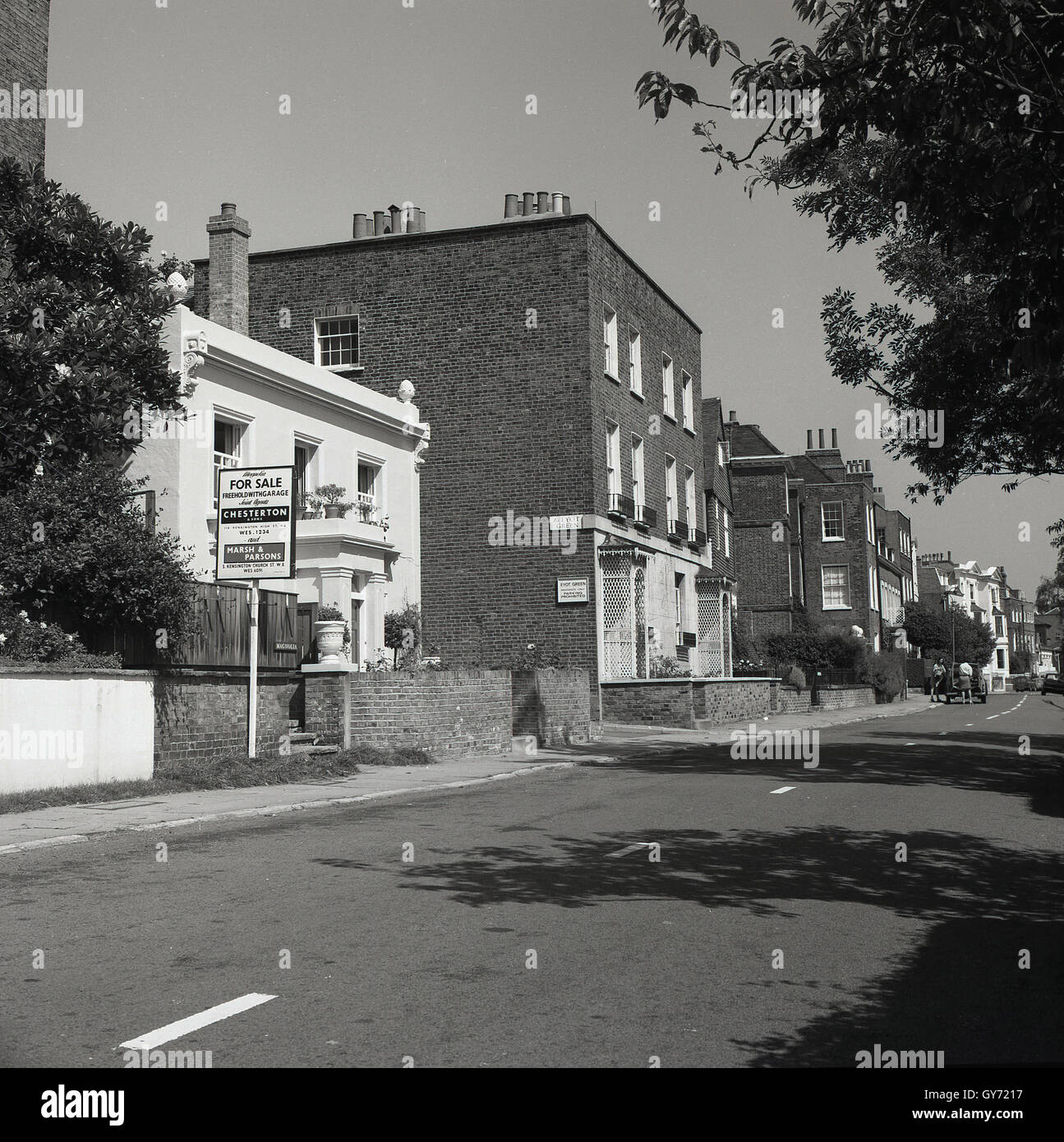 Degli anni Cinquanta, storico, vista lungo la Chiswick Mall, London, W6, una strada tranquilla accanto al Fiume Tamigi andando verso Hammersmith. Casa in vendita è la Magnolia. Foto Stock