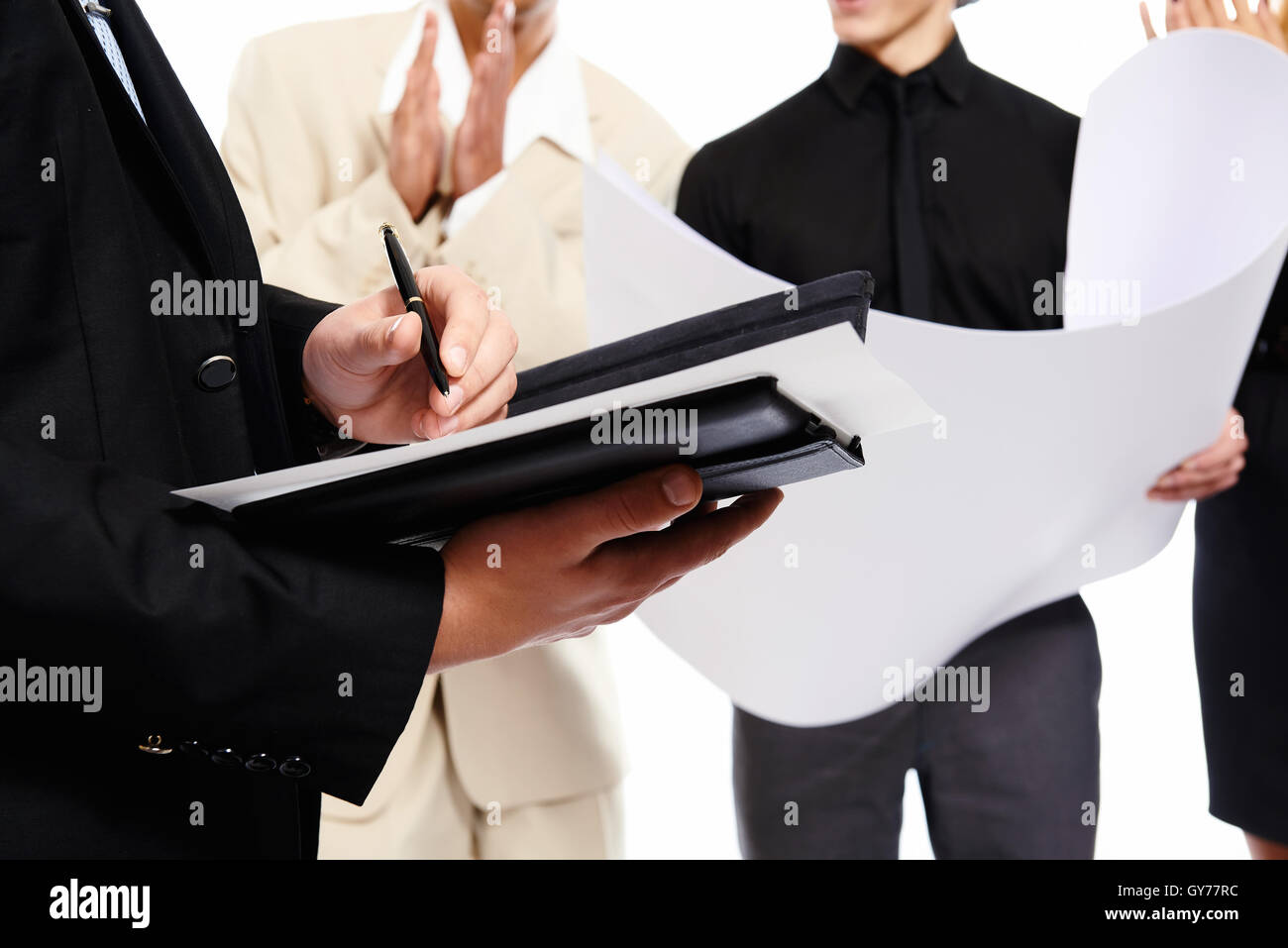 La firma di un documento. Persone alla riunione di affari. Studio shot Foto Stock