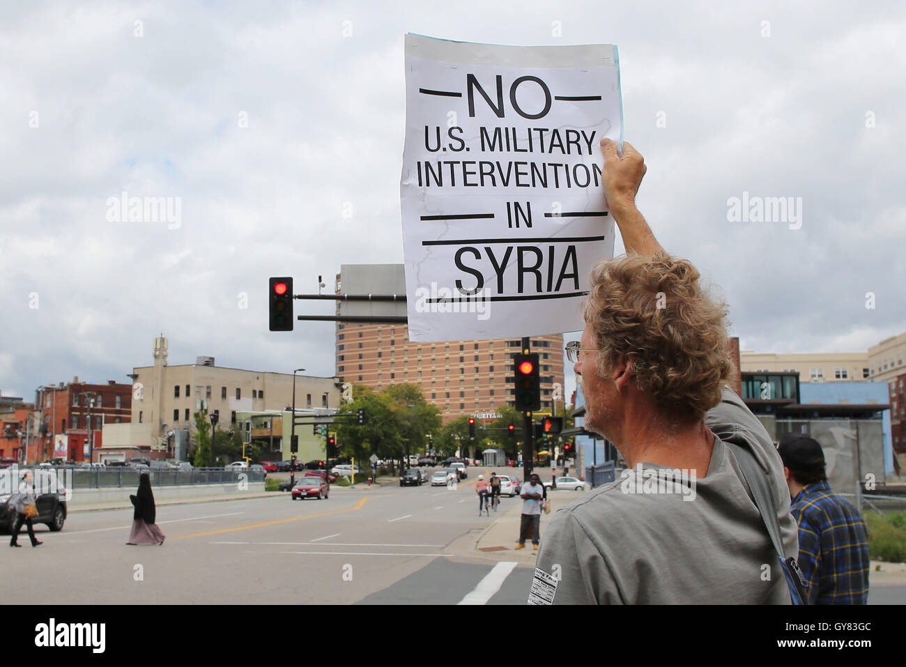 Minneapolis, Minnesota, Stati Uniti d'America. Il 17 settembre 2016. Un manifestante detiene un segno in un rally contro l'islamofobia a Minneapolis, Minnesota. Credito: Gina Kelly / Alamy Live News Foto Stock