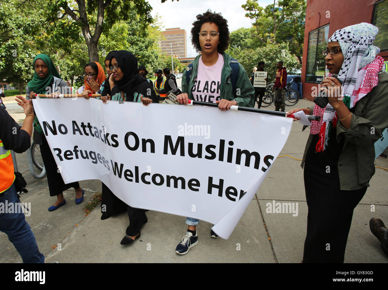 Minneapolis, Minnesota, Stati Uniti d'America. Il 17 settembre 2016. I manifestanti segni di attesa in un rally contro l'islamofobia a Minneapolis, Minnesota. Credito: Gina Kelly / Alamy Live News Foto Stock