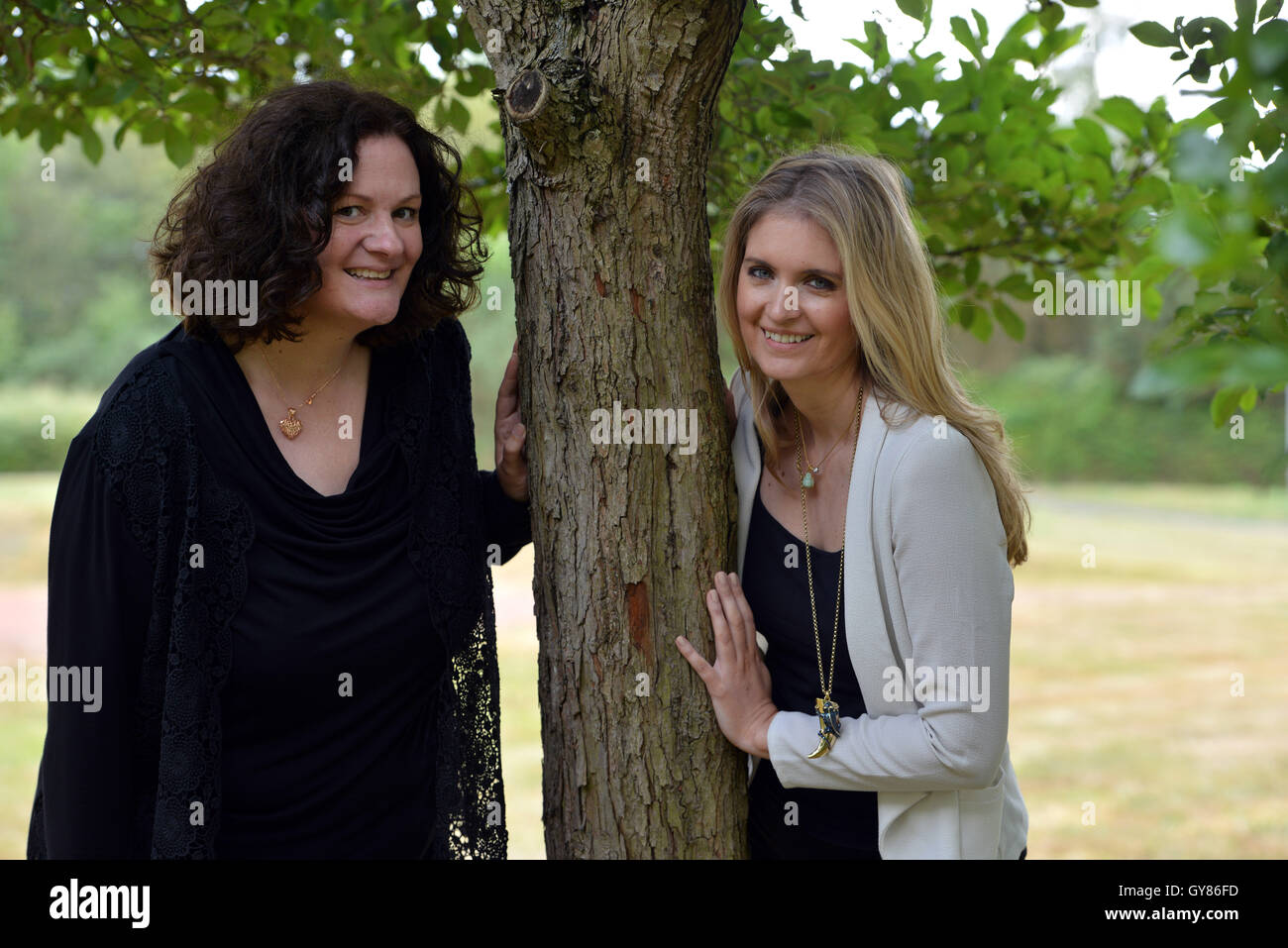 Birkenfeld, Germania. Xvii Sep, 2016. Ex modello Felicity guadagno (R) da Londra e Siobhan Kirsten Mansfield pongono in un parco di Birkenfeld, Germania, 17 settembre 2016. Nel 2002, 44-anno-vecchio Mansfield da Trassem, Germania donazioni di midollo osseo per Felicity guadagno, ora 38, che ha salvato la sua vita. Phoot: HARALD TITTEL/dpa/Alamy Live News Foto Stock