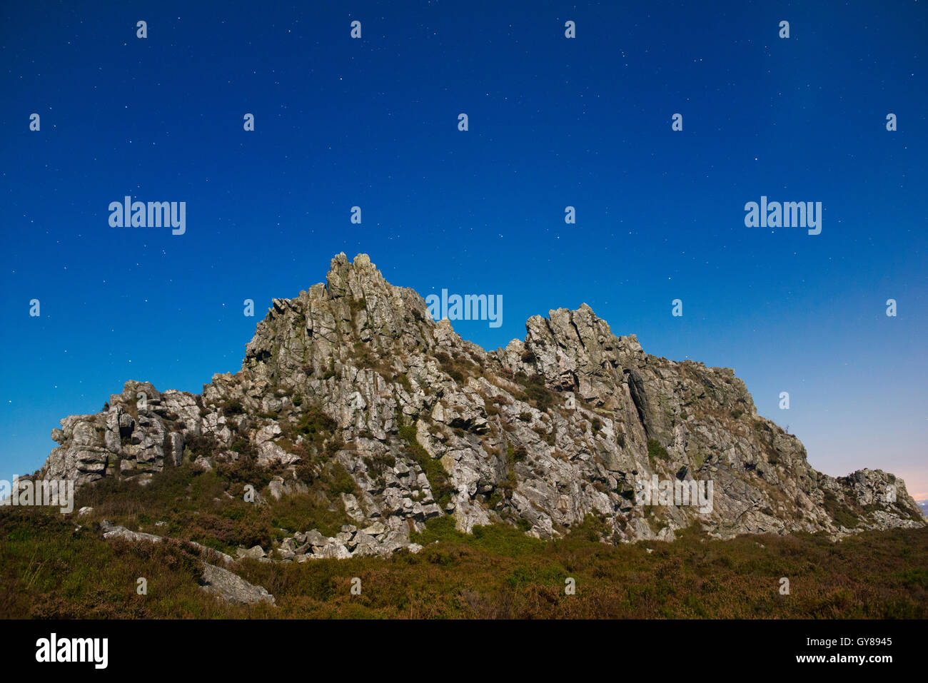 Stiperstones, UK. 18 settembre 2016. Moonlight illluminates del diavolo la sedia rock formazione sulla Stiperstones, Shropshire, Inghilterra, Regno Unito, con il grande orso overhead di costellazione. Credito: John Hayward/Alamy Live News. Foto Stock