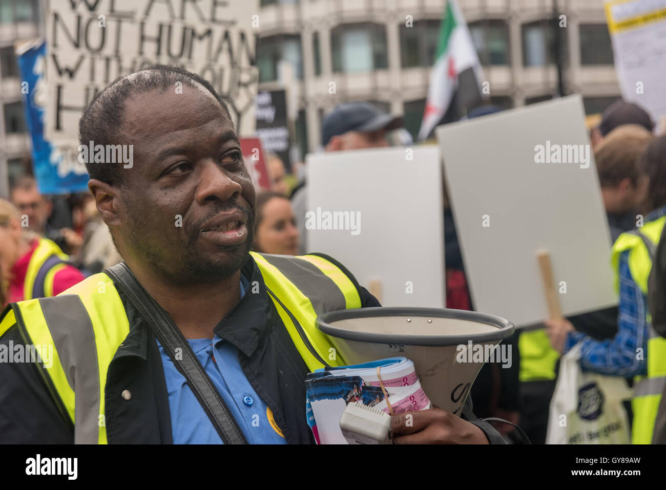 Londra, Regno Unito. Xvii Settembre 2016. Weyman Bennett di alzarsi in piedi per il razzismo nella parte anteriore del marzo in Park Lane prima che la marcia verso la piazza del Parlamento in solidarietà con i rifugiati, invitando il governo a rispondere il grande feeling tra il popolo britannico, 80% dei quali ha detto che dovremmo essere più accogliente profughi qui. La protesta è stata sostenuta da oltre 40 organizzazioni, tra cui i principali enti di beneficenza e le organizzazioni di fede e attivisti. Peter Marshall / Alamy Live News Foto Stock