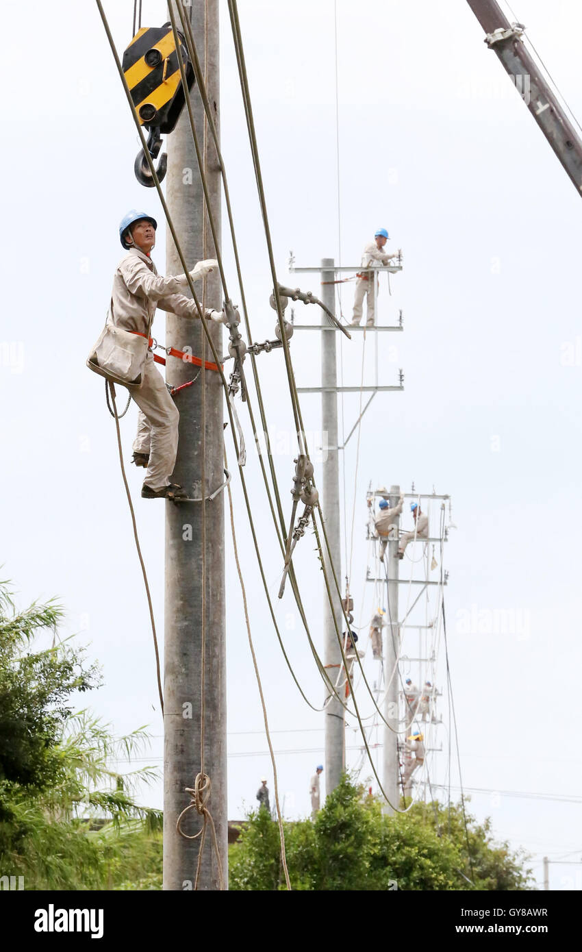 Quanzhou, la Cina della provincia del Fujian. Xviii Sep, 2016. Griglia di stato membri dello staff lavorano su linee di alimentazione dopo il tifone Meranti spazzato via e causato gravi danni, in Jinjiang, a sud-est della Cina di provincia del Fujian, Sett. 18, 2016. Dopo il tifone, soccorso e ricostruzione sono state lanciate in provincia di Fujian per garantire il ritorno alla normalità. Credito: Zhang Jiuqiang/Xinhua/Alamy Live News Foto Stock