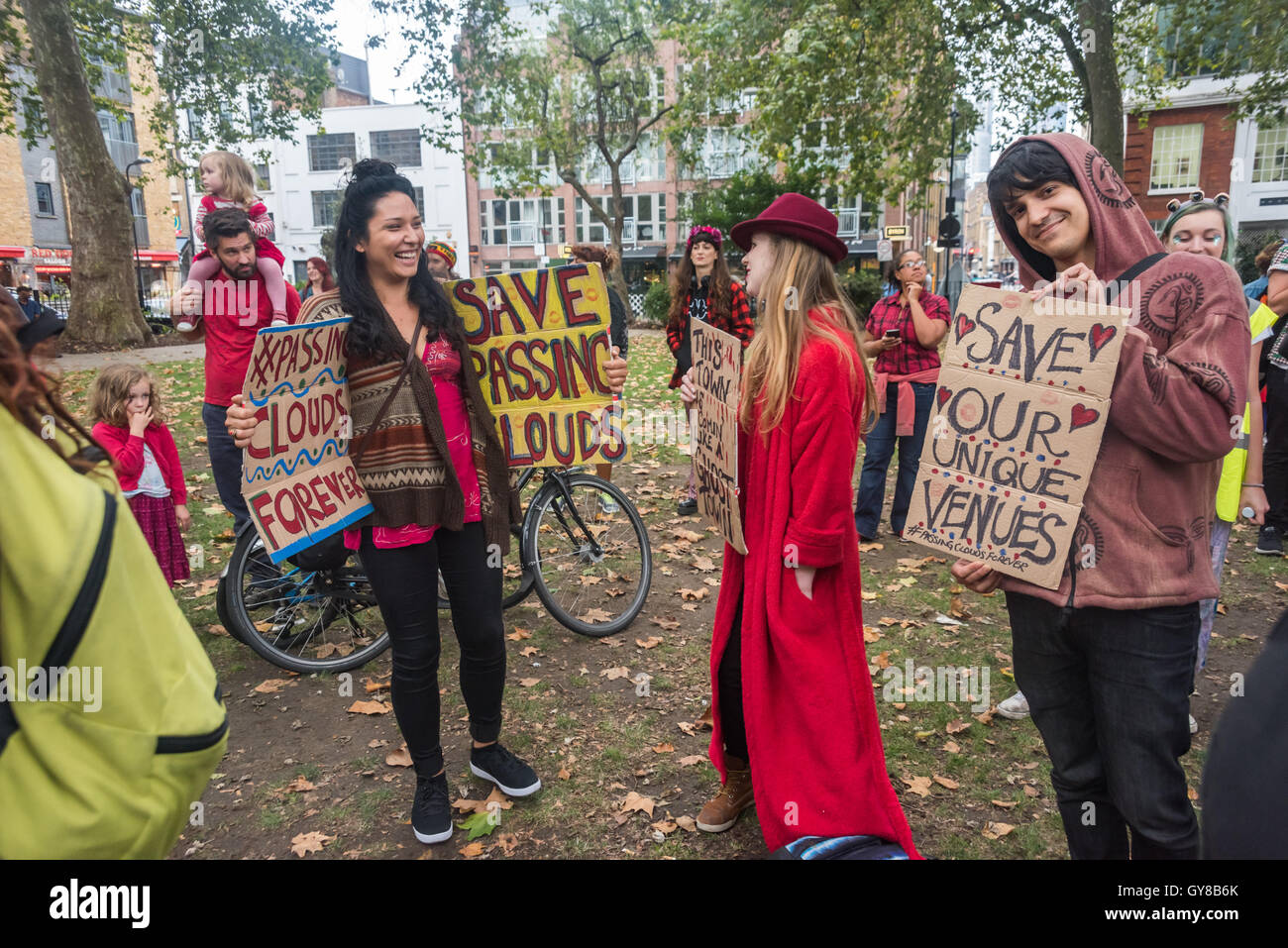 Londra, Regno Unito. 17 settembre 2016. Centinaia di soddisfare in Hoxton Square, molti indossando rosso, a marzo per sostenere il passaggio di nuvole, indipendente London music venue in Haggerston. Molti indossavano rosso a prendere parte. Passare nubi ospitato più di 10.000 eventi culturali e musicali sin dalla sua apertura nel 2006 si celebra il suo decimo anniversario quando ha appreso che il suo proprietario aveva segretamente venduto il sito per lo sviluppo e la cooperazione e che fu loro evicting, con la perdita di circa 100 posti di lavoro. Gli attivisti subito occupati la costruzione per diverse settimane, ma sono stati espulsi illegalmente il mese scorso. Molti luoghi della musica in tutta Londra tenutasi a shor Foto Stock