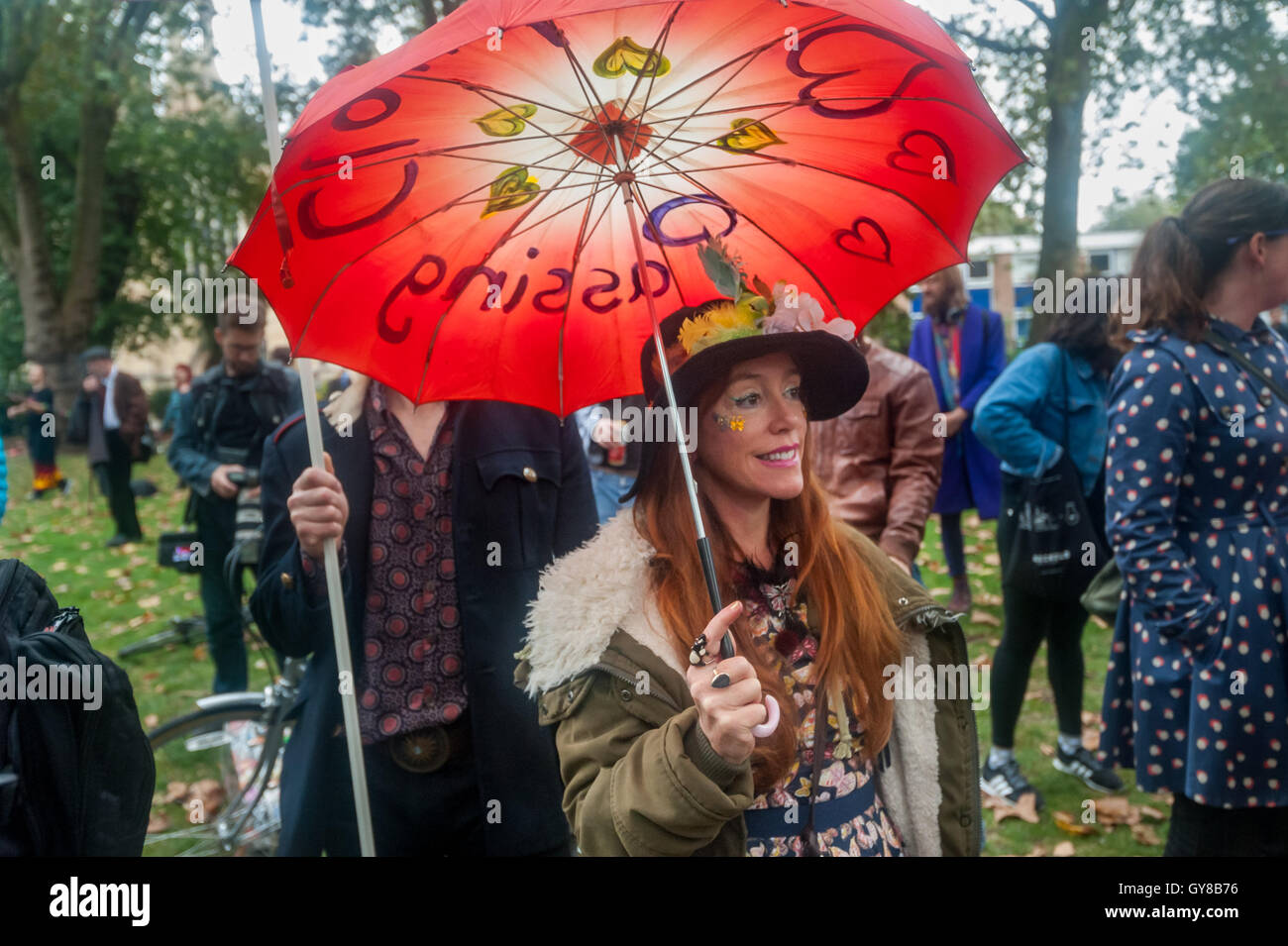 Londra, Regno Unito. 17 settembre 2016. Centinaia di soddisfare in Hoxton Square, molti indossando rosso, a marzo per sostenere il passaggio di nuvole, indipendente London music venue in Haggerston. Una donna che tiene un ombrello rosso ha decorato per l'evento. Passare nubi ospitato più di 10.000 eventi culturali e musicali sin dalla sua apertura nel 2006 si celebra il suo decimo anniversario quando ha appreso che il suo proprietario aveva segretamente venduto il sito per lo sviluppo e la cooperazione e che fu loro evicting, con la perdita di circa 100 posti di lavoro. Gli attivisti subito occupati la costruzione per diverse settimane, ma sono stati espulsi illegalmente il mese scorso. Molti musi Foto Stock