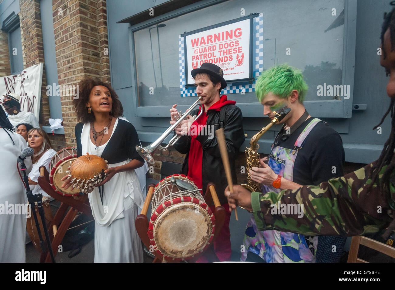 Londra, Regno Unito. 17 Settembre, 2016. Dimostranti arrivano a sostenere il passaggio di nuvole, indipendente London music venue in Haggerston, dove i percussionisti africani e altri ancora sono in attesa di partecipare a una manifestazione di protesta contro la sua chiusura. La folla di circa un migliaio di persone al più presto riempito completamente la strada al di fuori come altri musicisti si sono uniti a. Passare nubi era venduto segretamente a Landhold sviluppi e stata chiusa in quanto ha celebrato dieci anni di esistenza durante il quale ha ospitato oltre 10.000 eventi culturali e musicali. Gli attivisti subito occupati la costruzione per diverse settimane, ma sono stati espulsi illegalmente Foto Stock