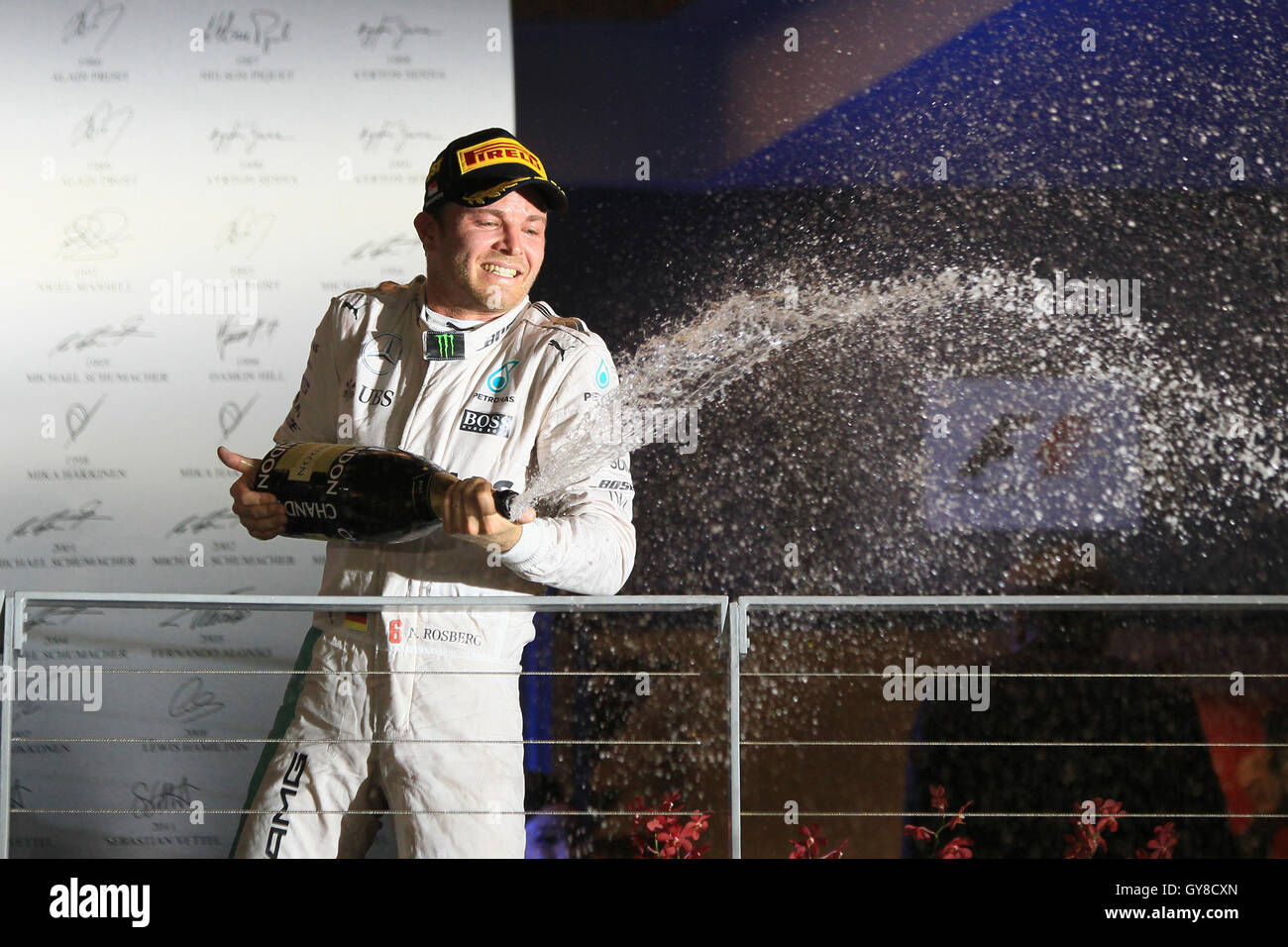 Circuito Cittadino di Marina Bay, Singapore. 18 Settembre, 2016. Formula 1 Gran Premio di Singapore, il giorno della gara. Mercedes AMG Petronas W07 Hybrid &#x2013; Nico Rosberg festeggia sul podio come ha vinto il GP di Singapore Credit: Azione Plus immagini di sport/Alamy Live News Foto Stock
