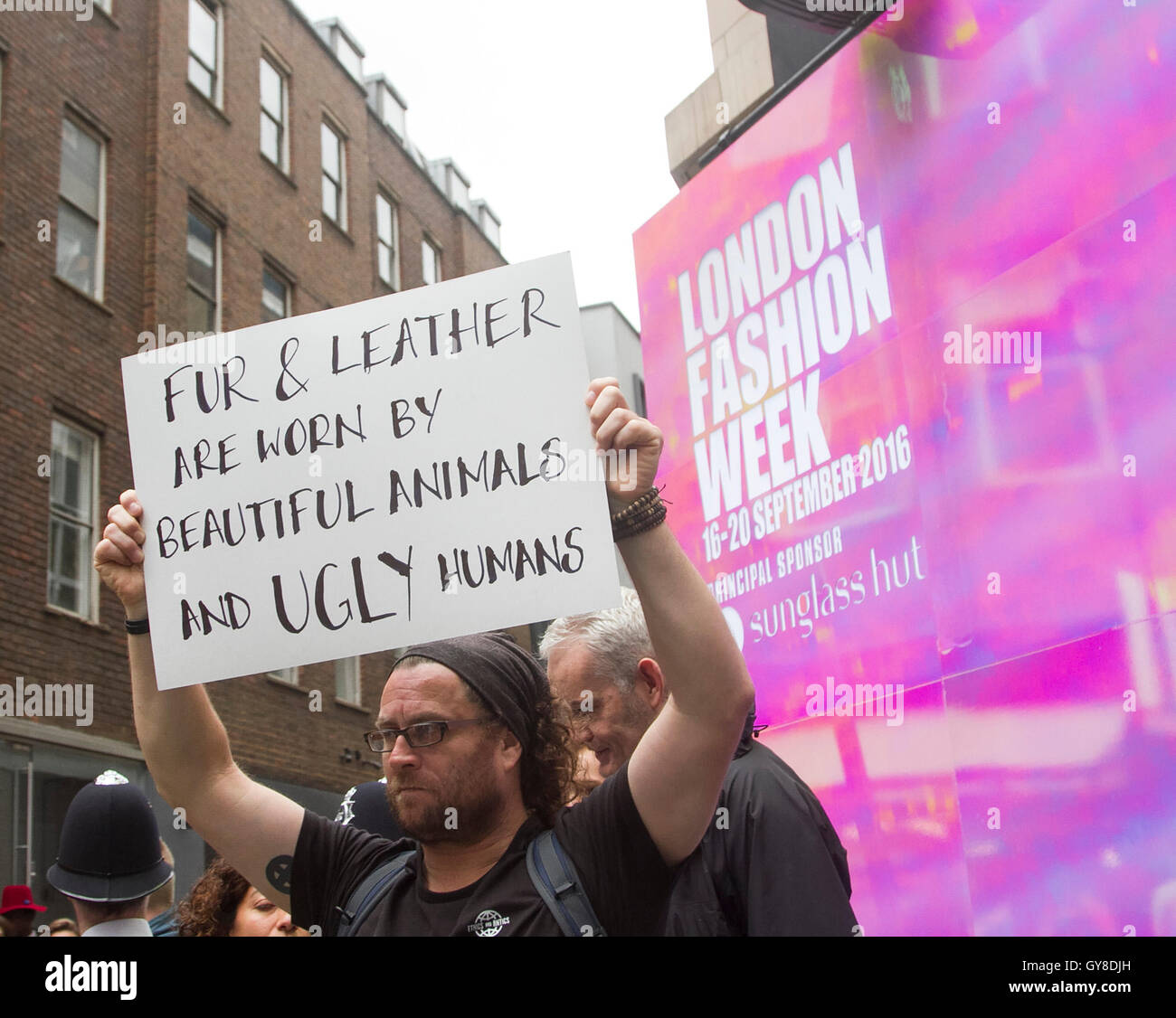 Londra, Regno Unito. 18 Settembre, 2016. Un gruppo di Anti Fur manifestanti tenere cartelloni durante la London Fashion Week settimana in Brewer Street London Credit: amer ghazzal/Alamy Live News Foto Stock