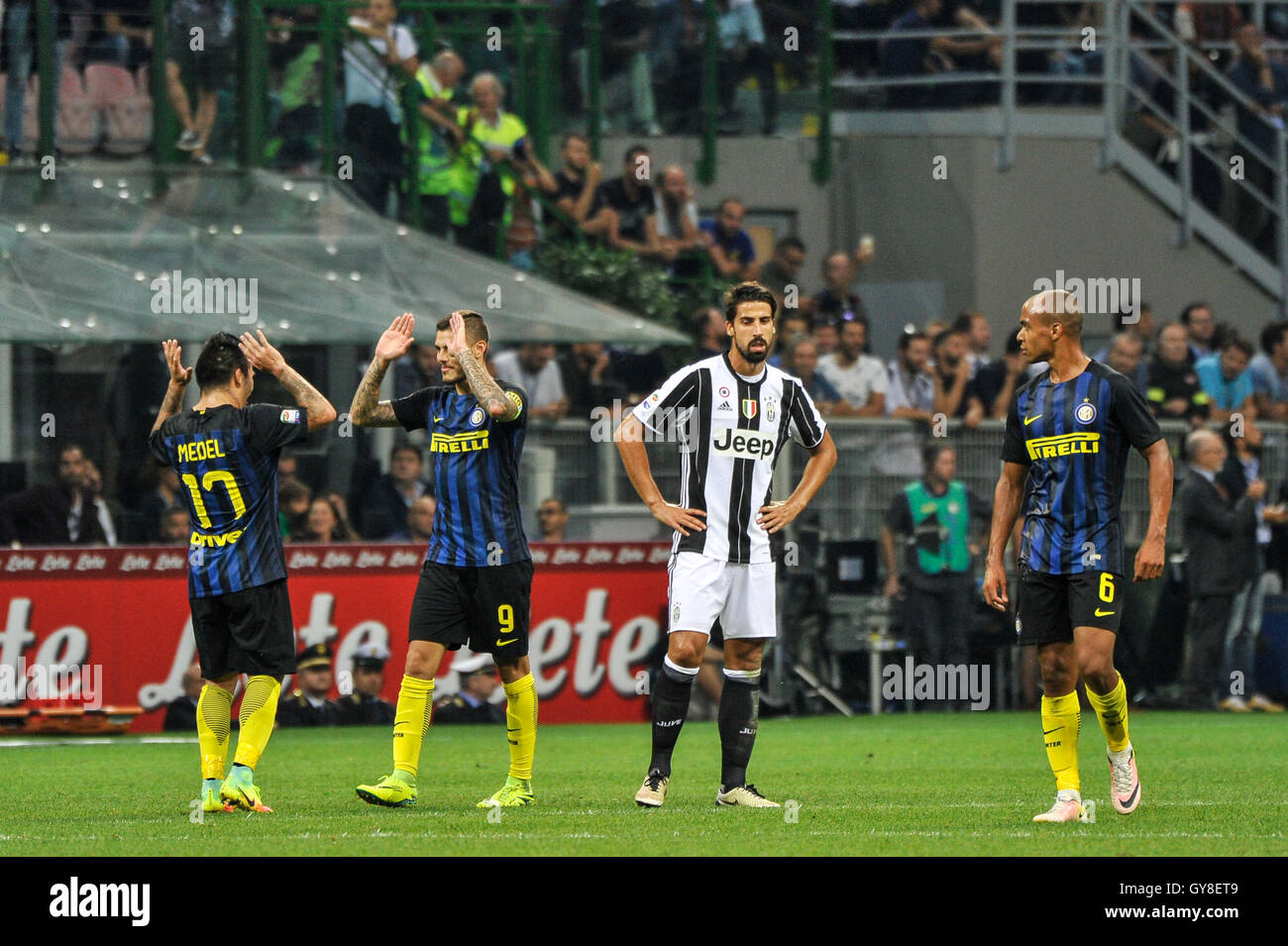 Lo stadio di San Siro, Milano, Italia. Xviii Sep, 2016. Mauro Icardi celebra dopo il primo obiettivo durante il campionato italiano di un campionato di calcio. Inter contro la Juventus. Credito: Azione Sport Plus/Alamy Live News Foto Stock