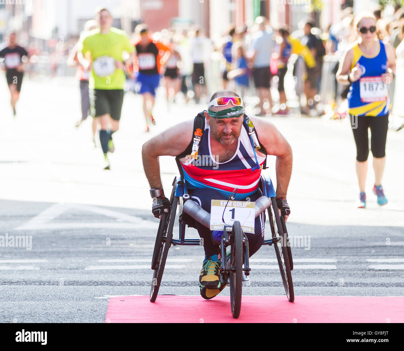 Warrington, Regno Unito. Xviii Sep, 2016. Steve Hughes nella sua sedia a rotelle attraversa la linea di arrivo del 2016 Inglese mezza maratona in Warrington Credito: John Hopkins/Alamy Live News Foto Stock