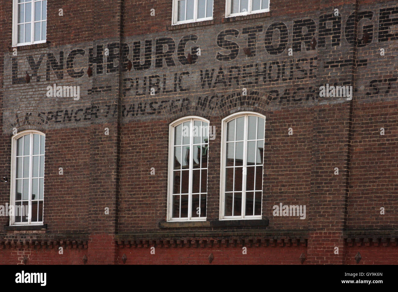 Dettagli di scrittura su muro di mattoni su edificio nel centro storico di Lynchburg, Virginia, USA Foto Stock