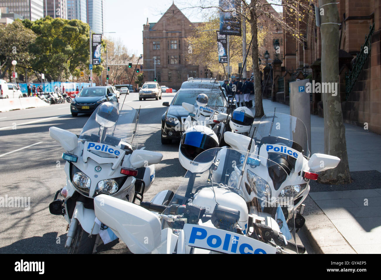 La polizia moto al di fuori del campione di gara Allenatore di cavalli Bart Cummings Funerali di Stato, Sydney, Australia Foto Stock