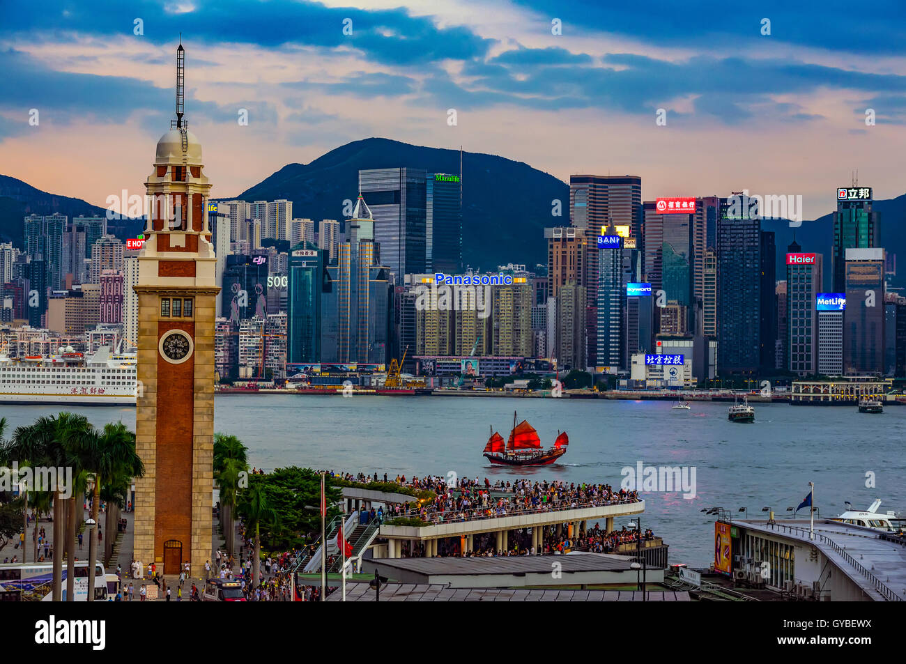 La famosa torre dell'orologio a Tsim Sha Tsui promenade, Hong Kong, Cina. Foto Stock
