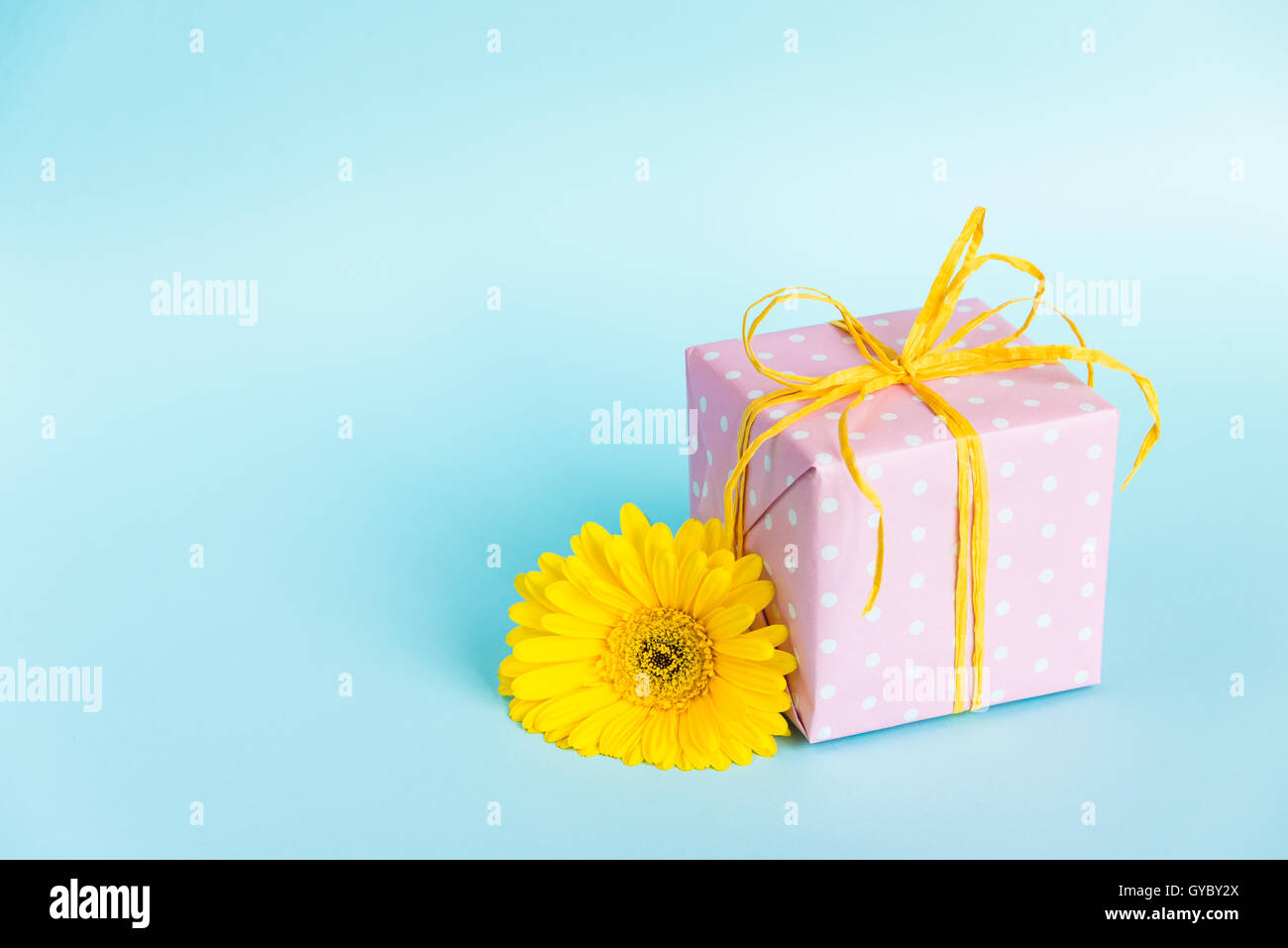 Bambino come regalo immagini e fotografie stock ad alta risoluzione - Alamy