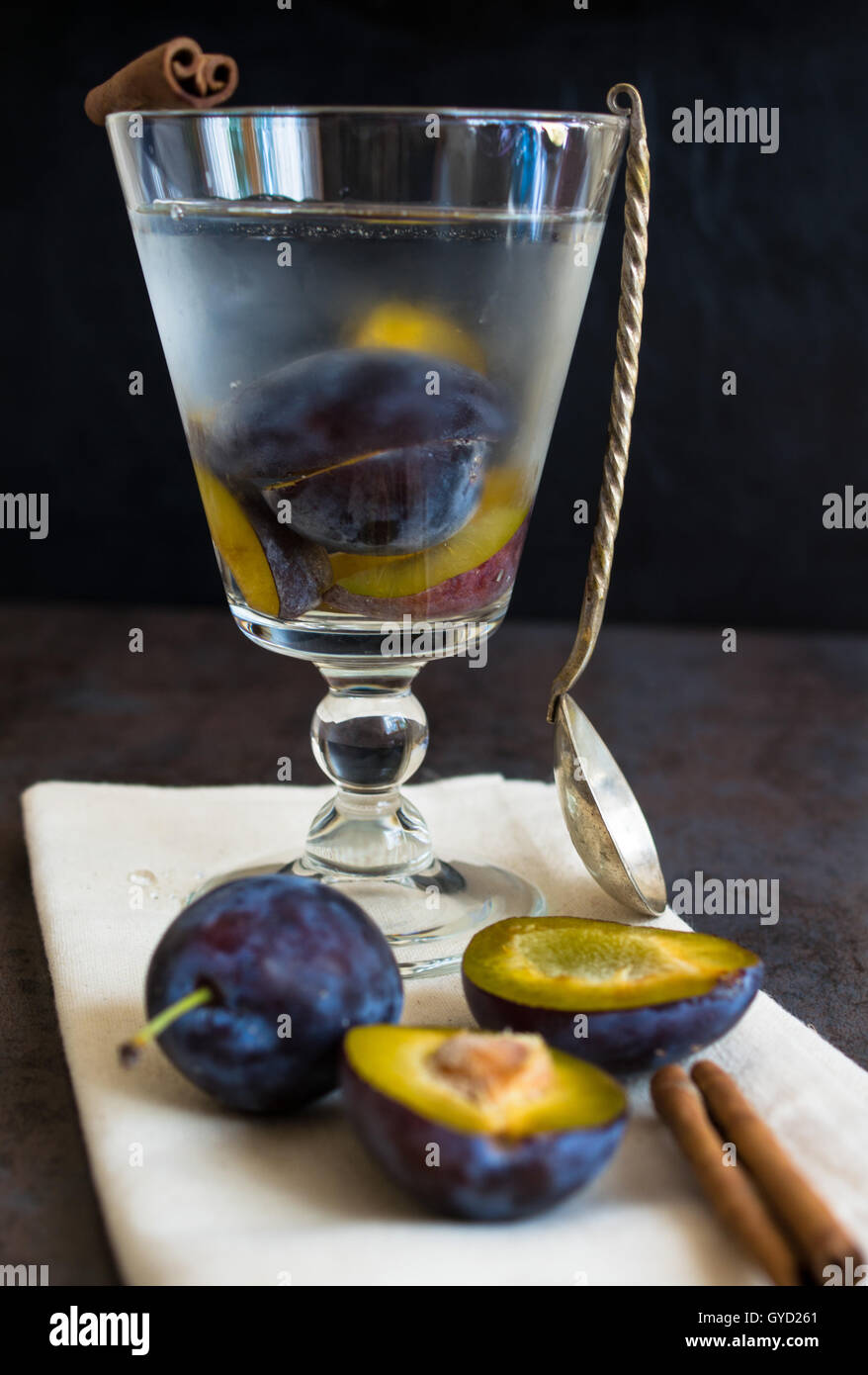 Prugna detox lemonade con cannella e spezie anice, stile vintage Foto Stock
