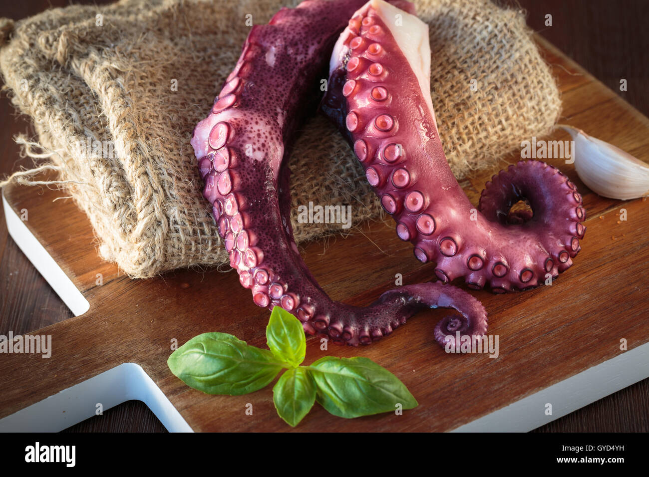 Deliziosi tentacoli di polpo su di un tagliere Foto Stock