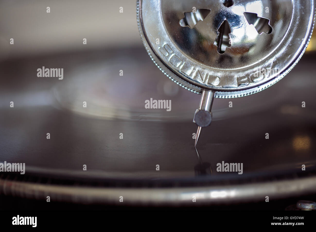 Primo piano di un ago di piattaforma girevole da un fonografo vintage Foto Stock