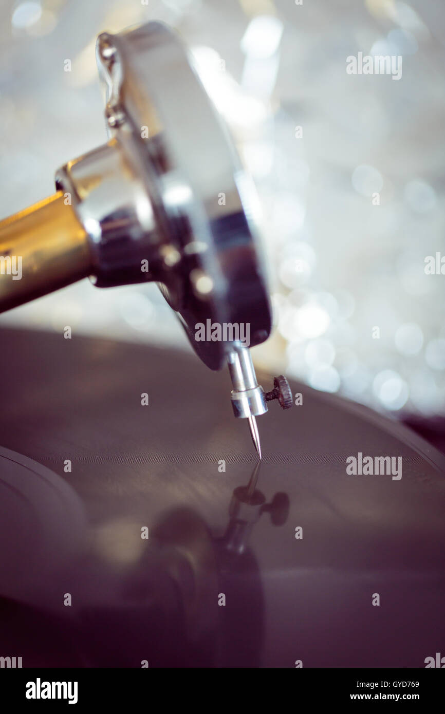 Primo piano di un ago di piattaforma girevole da un fonografo vintage Foto Stock