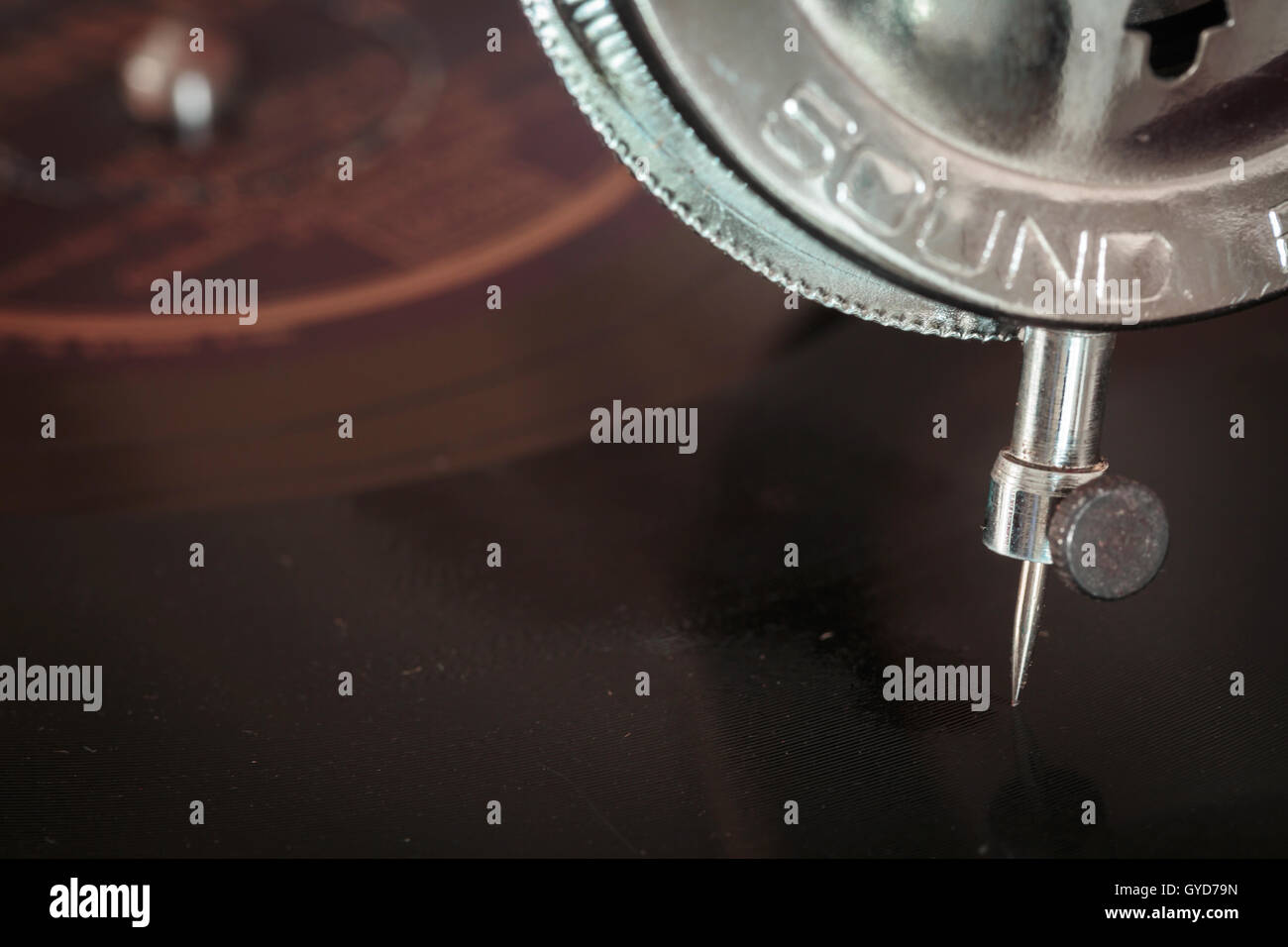 Primo piano di un ago di piattaforma girevole da un fonografo vintage Foto Stock