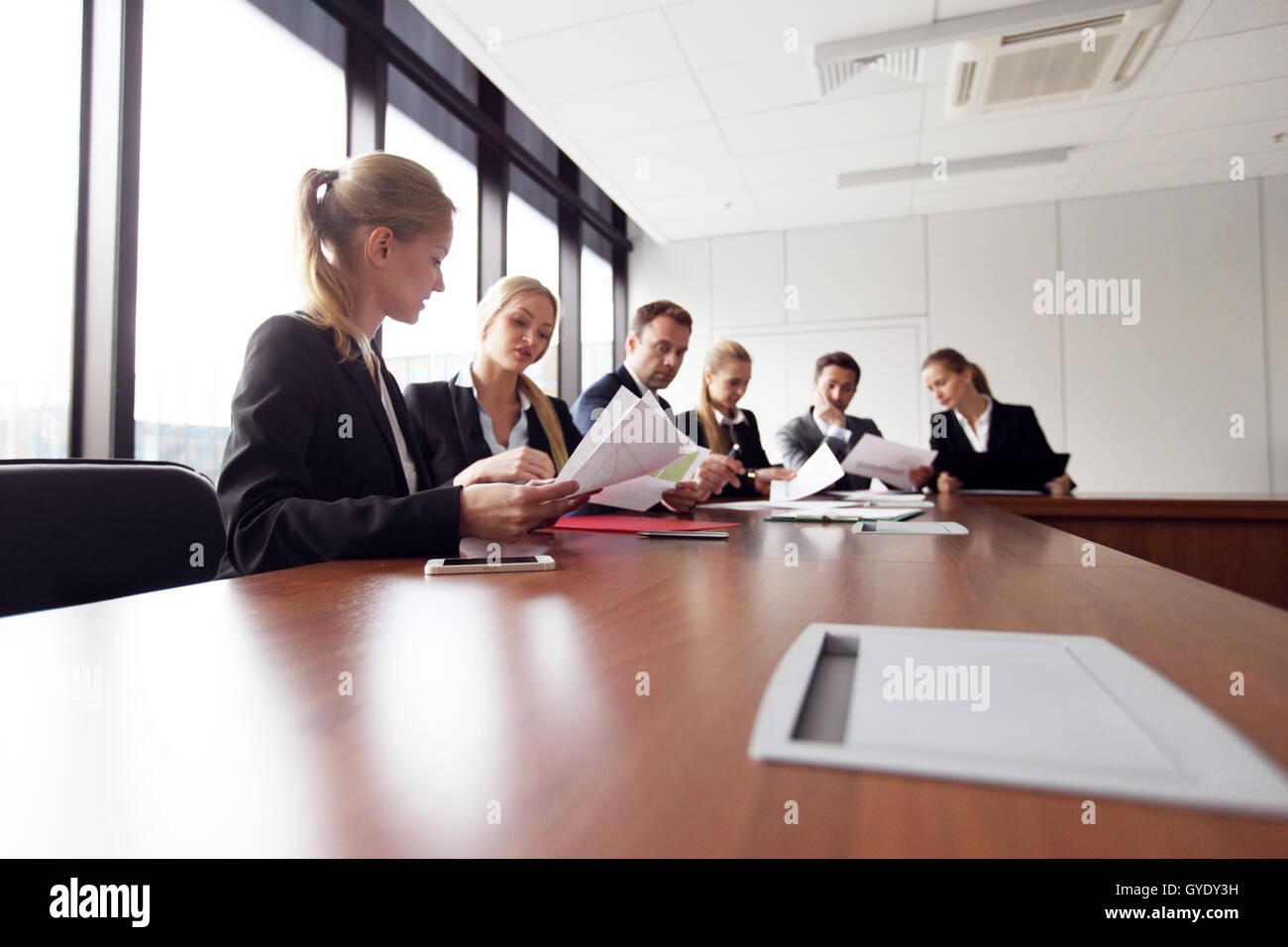 Analisi di Business team di lavoro in riunione con i documenti finanziari Foto Stock