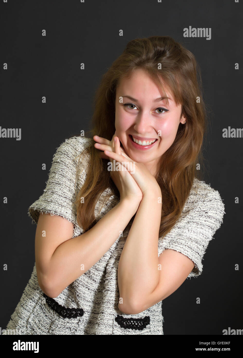 Ritratto di un attraente bella felice allegro giovane donna caucasica (lady, ragazza, femmina, modello) in un buon umore divertendosi Foto Stock
