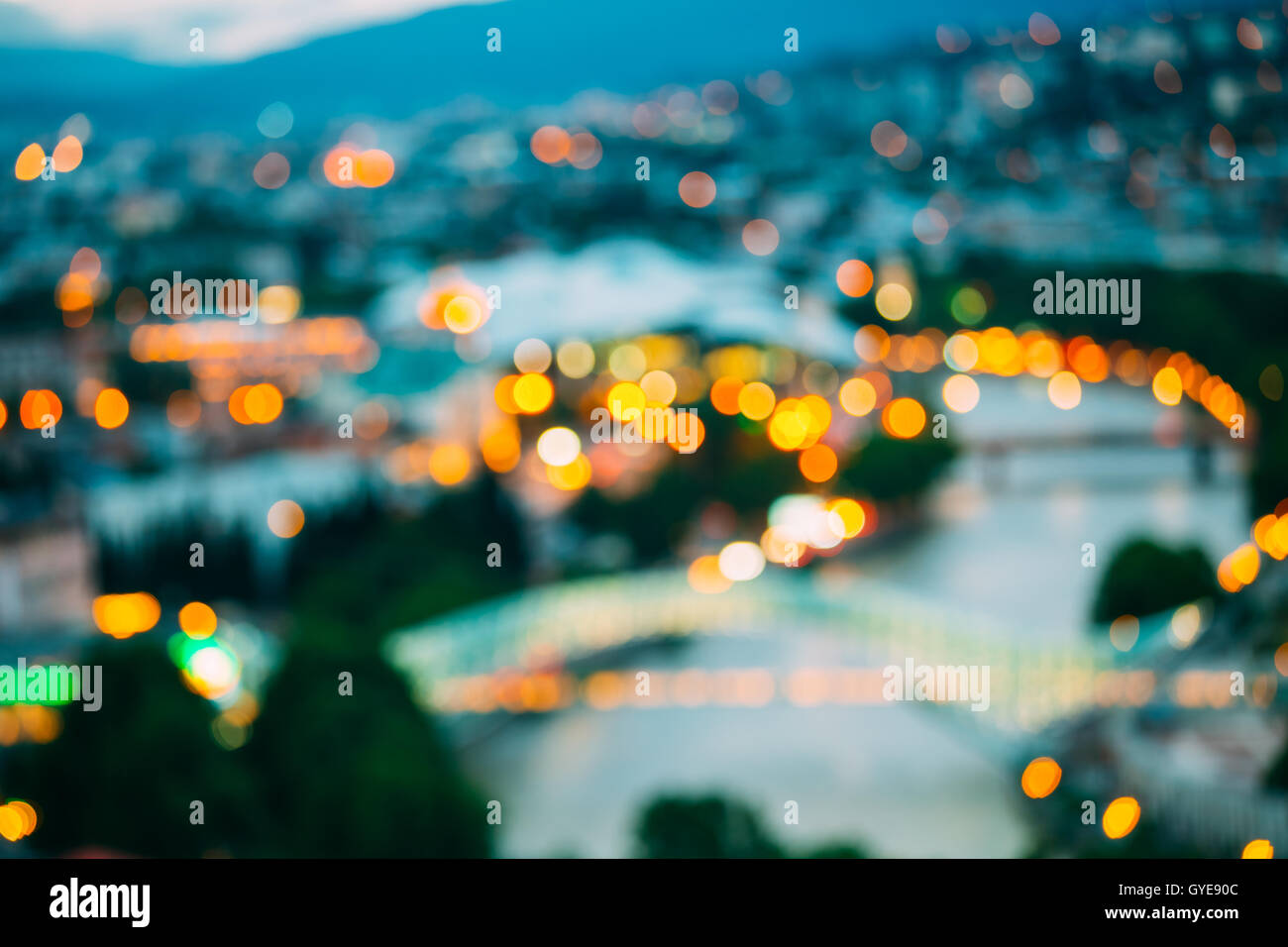 Il Boke sfocata Bokeh sfondo della città illuminazione notturna e luci di Tbilisi, Georgia. Foto Stock