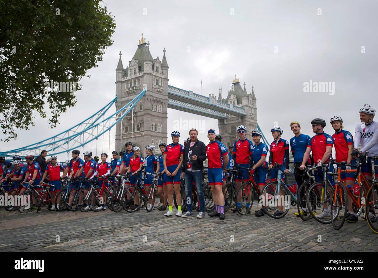 Ambasciatore per il Blue Marine Foundation Simon Le Bon (centro) pone con i ciclisti, all'inizio del Blue Marine Foundation Londra a Monaco Bike Challenge, presso la Torre di Londra, dove oltre 50 ciclisti iniziano la 1500 km in aiuto di conservazione dell'oceano. Foto Stock