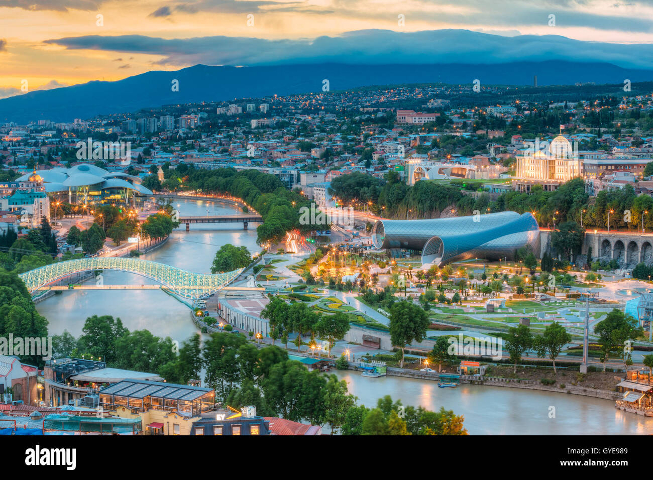 La Scenic Vista Superiore del Distretto Centrale di estate Tbilisi, Georgia con tutti i famosi punti di riferimento, Sightseeing in sera Illumi Foto Stock