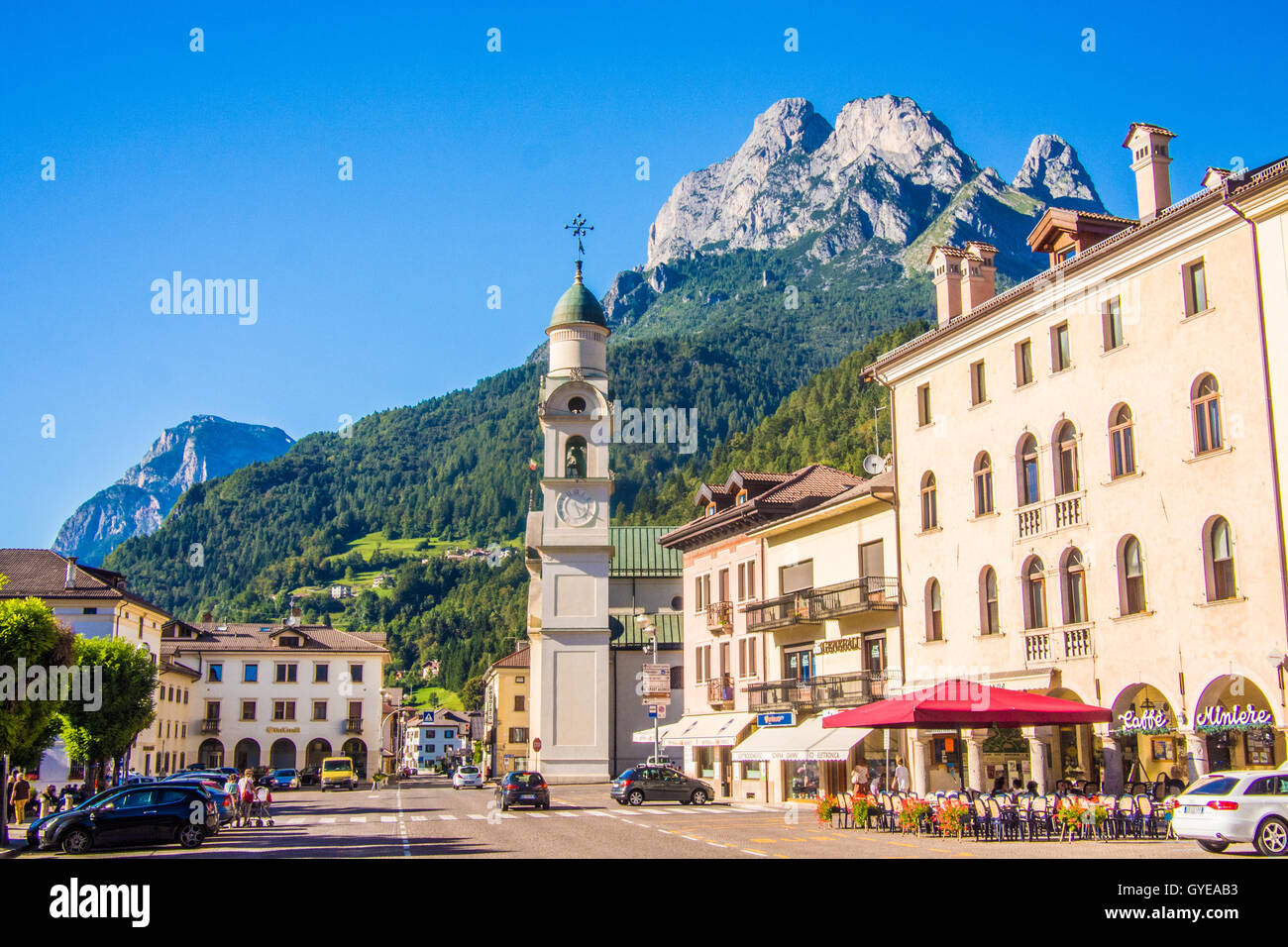 Agordo città impostata nelle alpi dolomitiche, provincia di Belluno, regione Veneto, Italia. Foto Stock