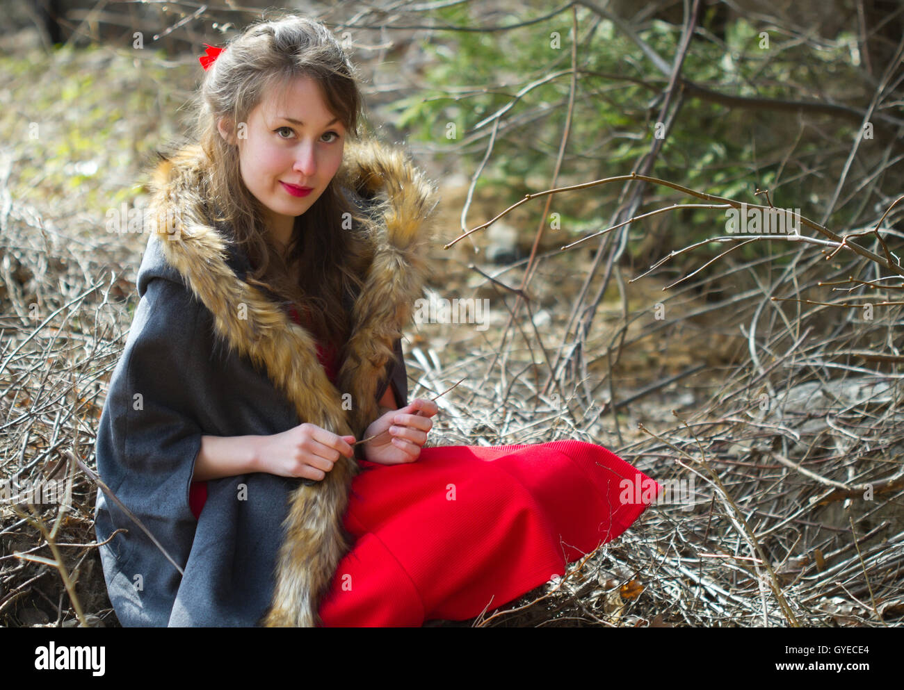 Ritratto di un attraente bella piuttosto carino giovani caucasici sorridendo felice donna (la ragazza, femmina, persona, modello) Foto Stock