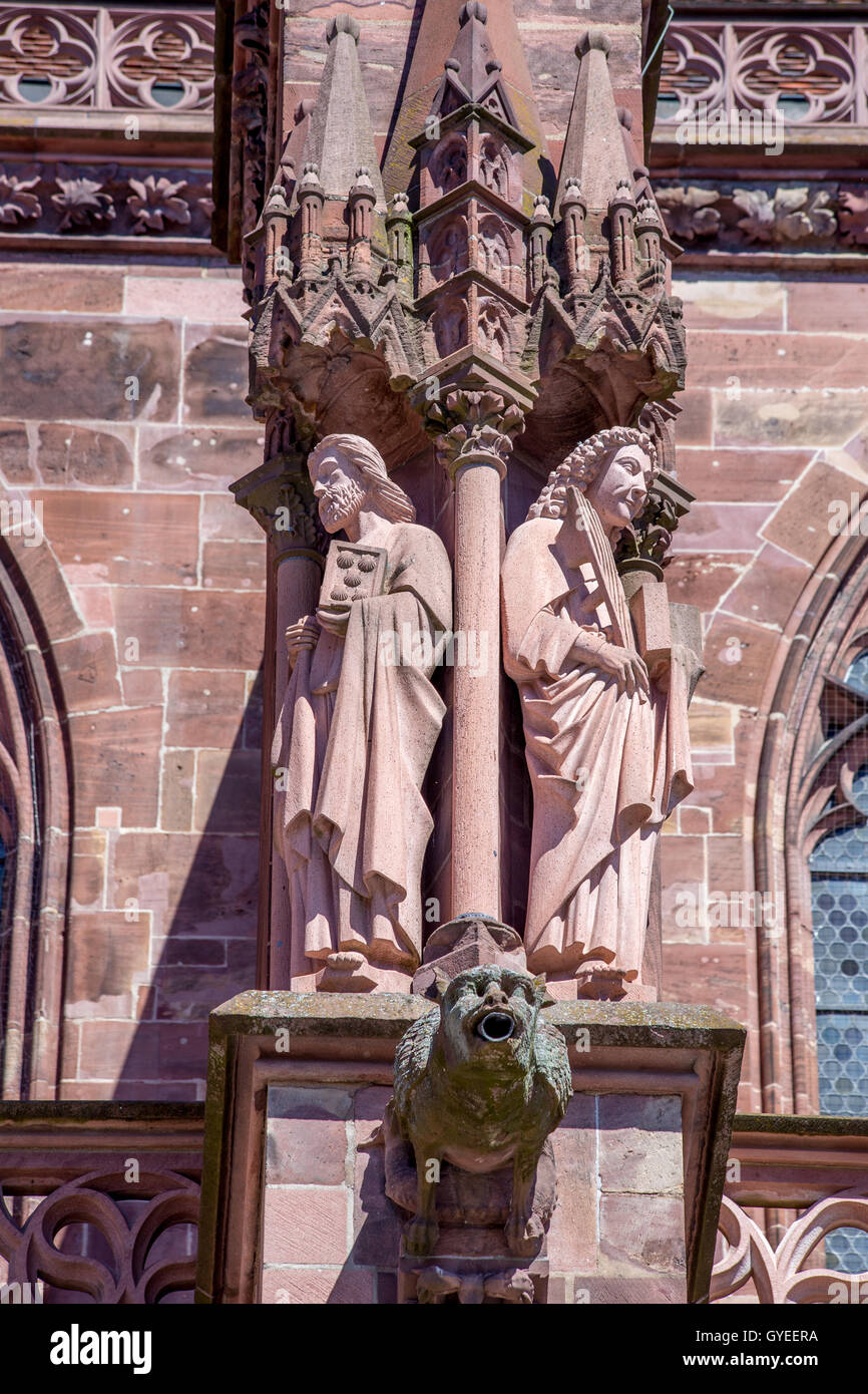 Ornato di statue sulla parte esterna di Friburgo Minster, Freiburg im Breisgau, Germania Foto Stock