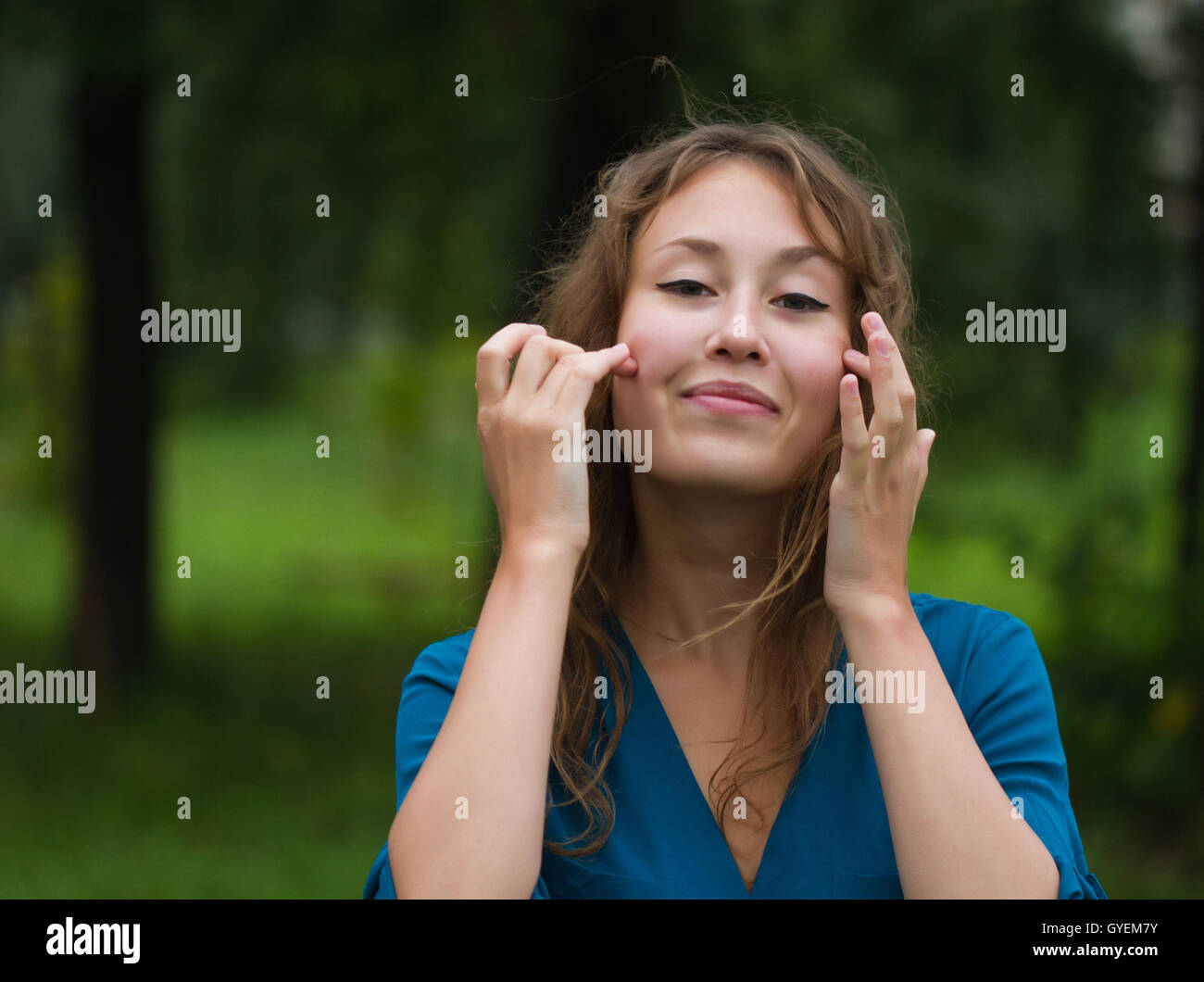 Ritratto di un attraente bella piuttosto carino caucasico giovane donna sorridente (ragazza, femmina, persona, modello) con lentiggini Foto Stock