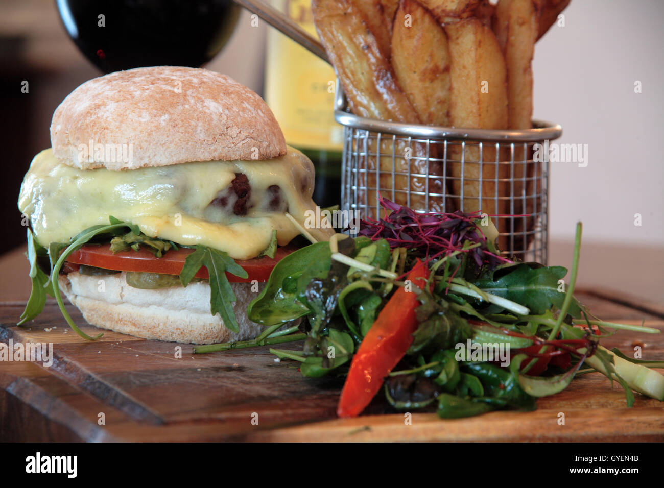 Formaggio di casa Burger, doppio chip di cotto e insalata mista Foto Stock