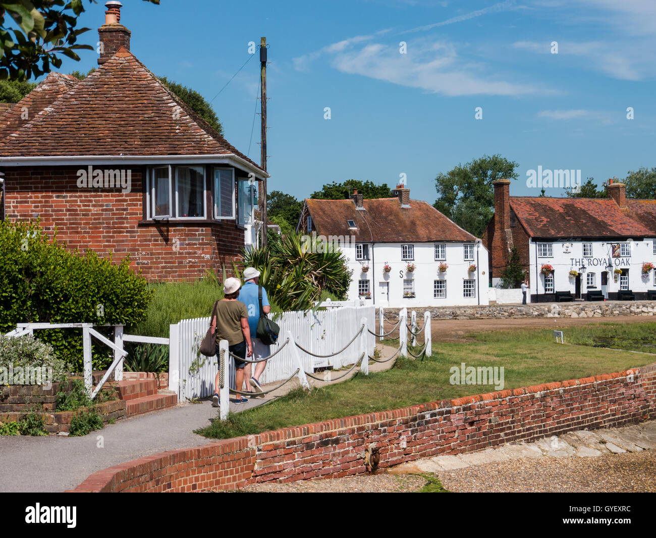 Langstone High Street area di conservazione con il Royal Oak Public House e con facciata bianca cottage sul mare, Hampshire, Foto Stock