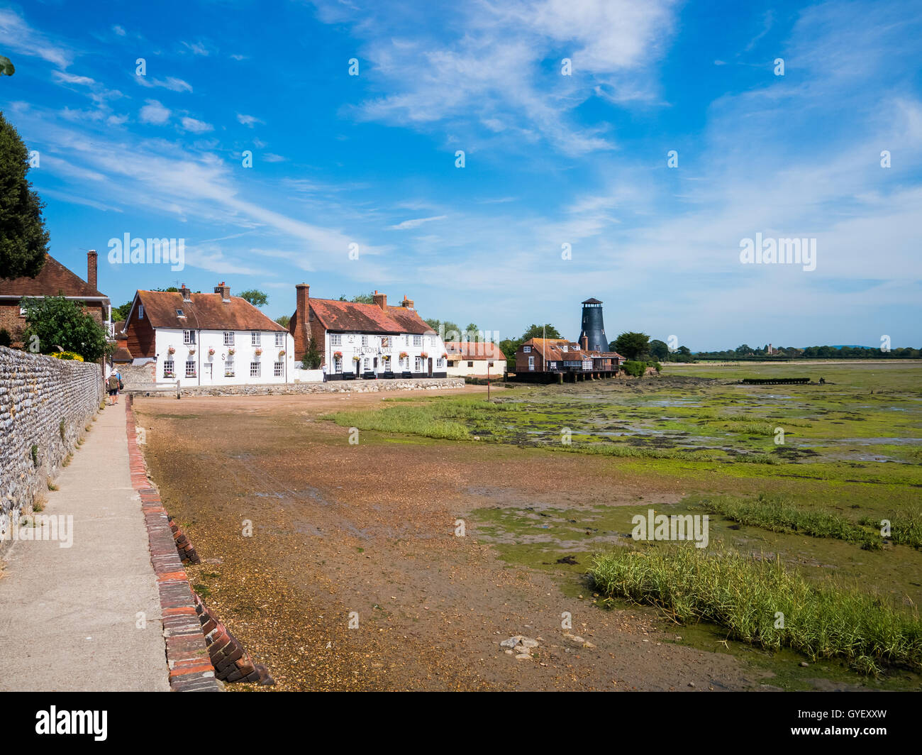 Langstone High Street area di conservazione con il Royal Oak Public House e con facciata bianca cottage sul mare, Hampshire, Foto Stock