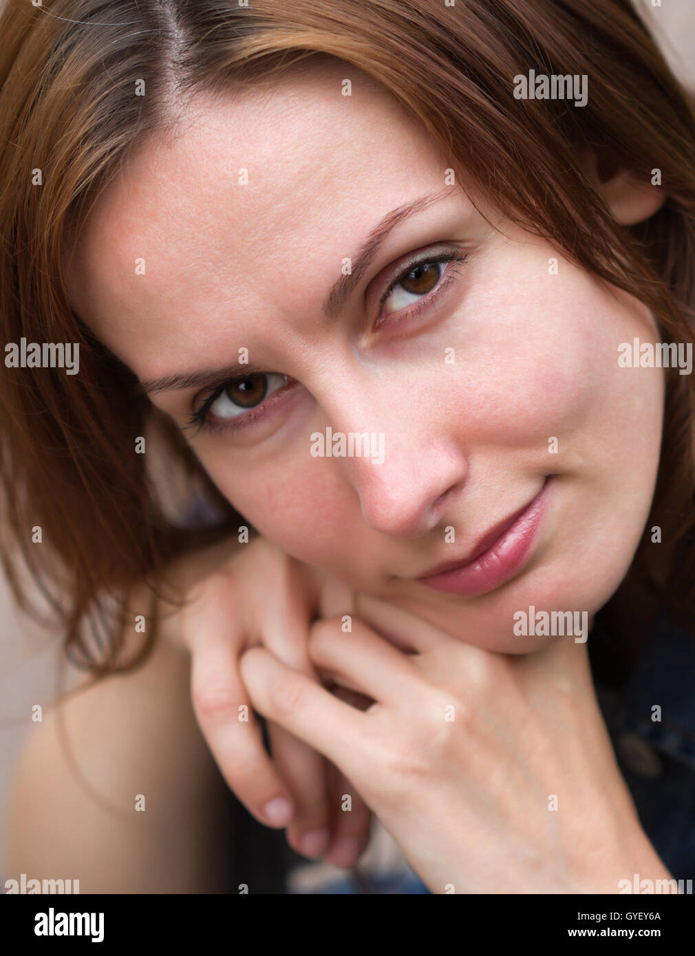 Ritratto di un attraente bella piuttosto carino giovane donna caucasica (lady, ragazza, femmina, persona, modello) cercando Foto Stock