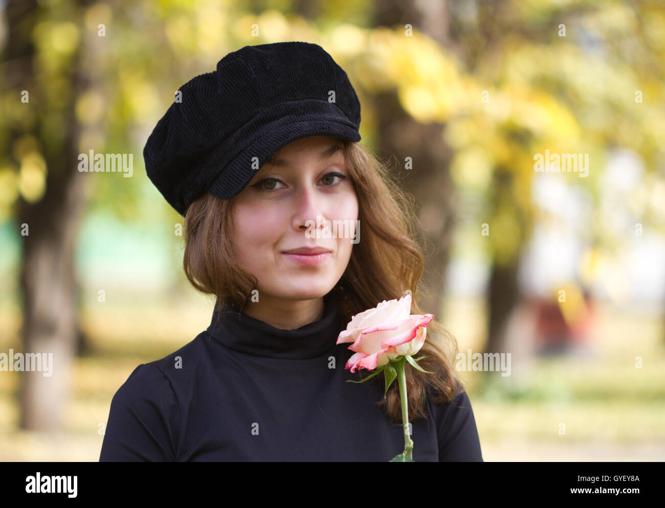 Ritratto di un attraente bella piuttosto carino giovani caucasici sorridente Allegra donna di successo (ragazza, femmina, persona, modello) Foto Stock