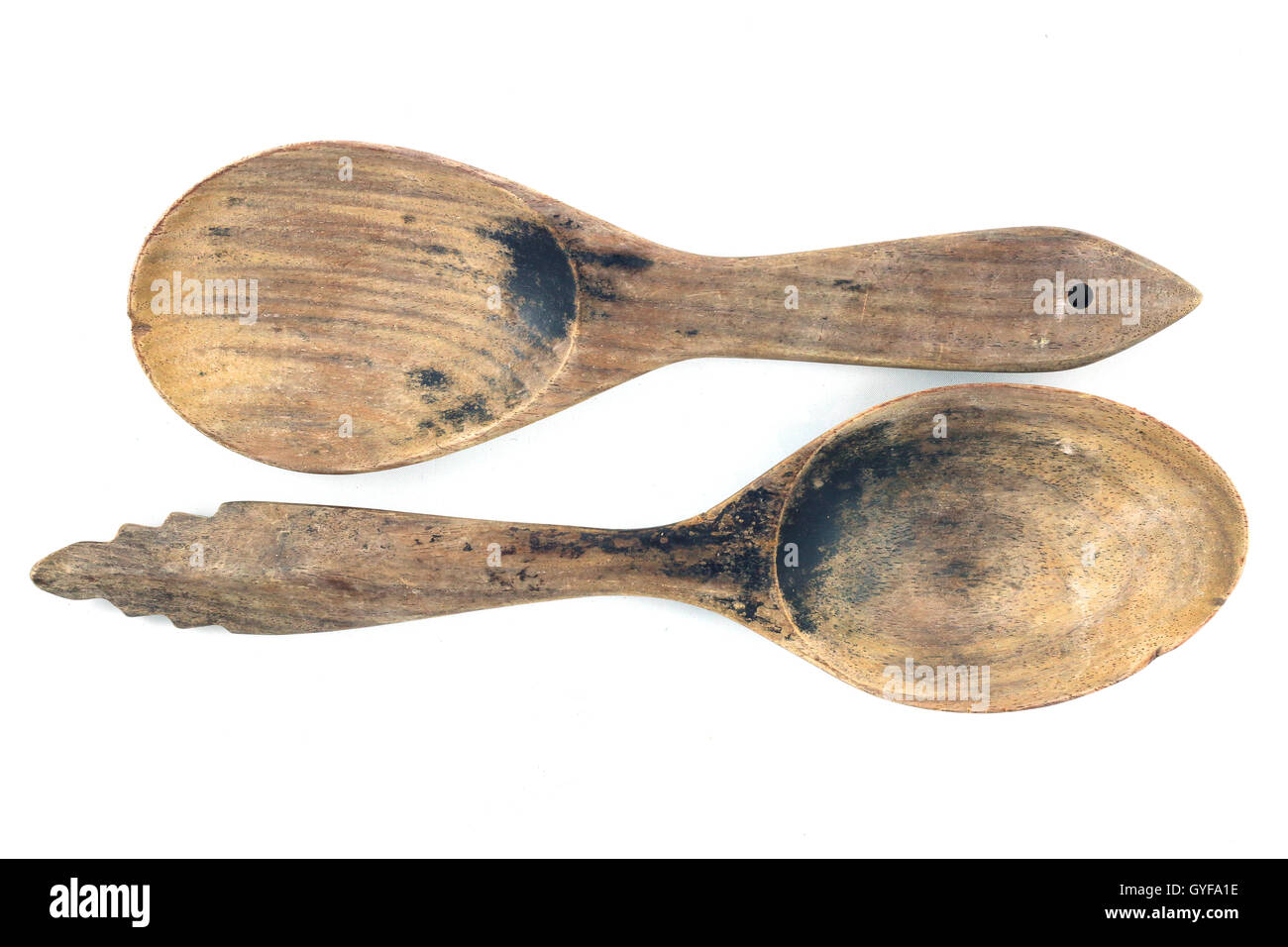 Due vecchie cucchiaio di legno su sfondo isolato. Foto Stock
